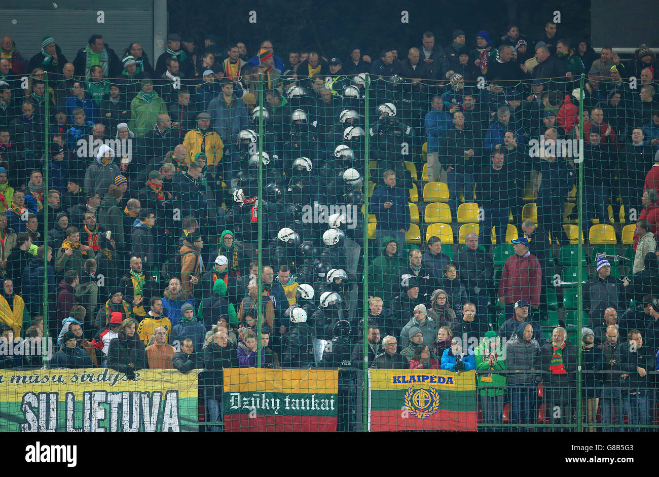 Riot Police trennt Litauen und England Fans auf den Tribünen während des UEFA Europameisterschafts-Qualifikationsspiel im LFF-Stadion, Vilnius, Litauen. Stockfoto