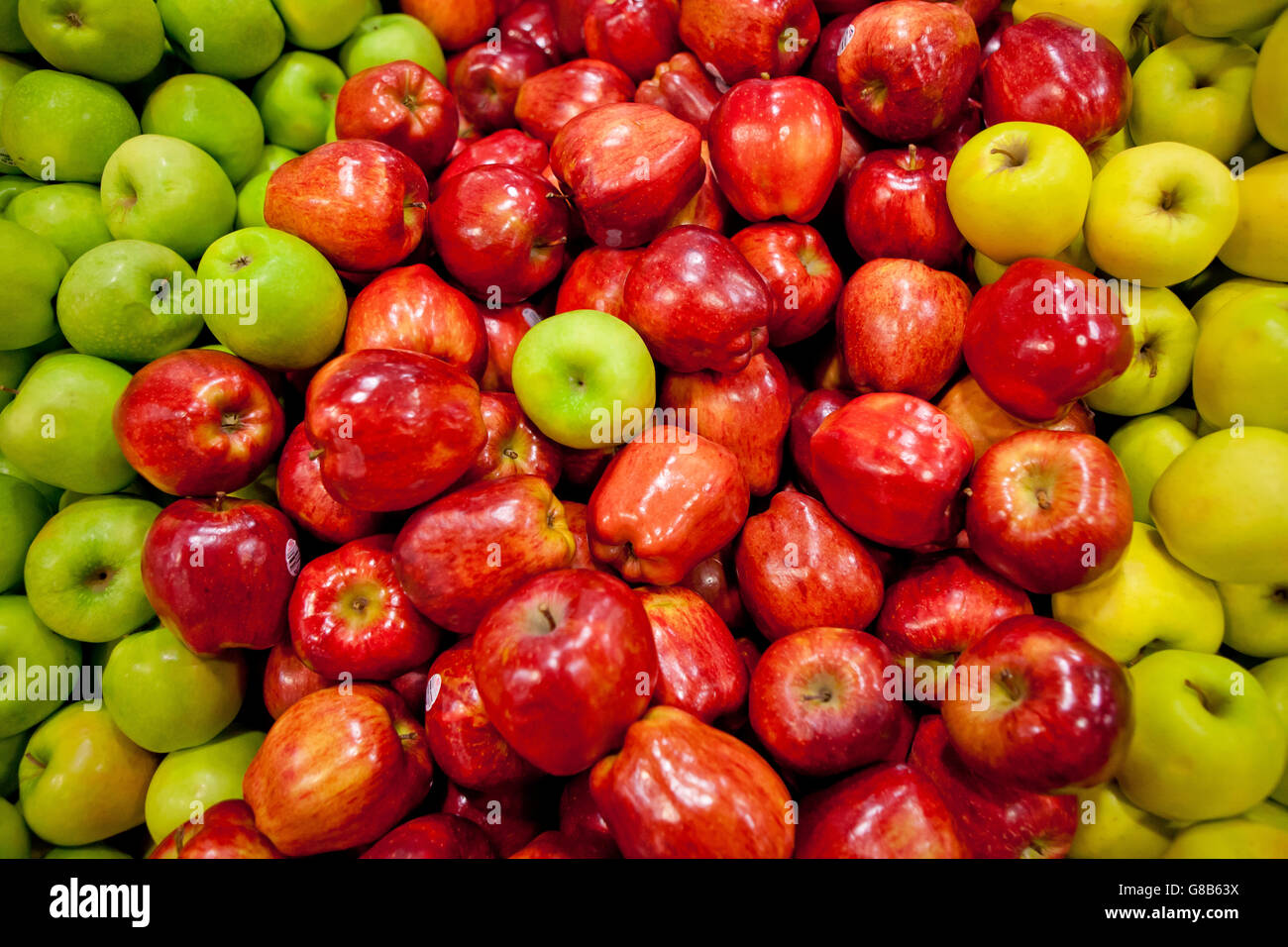 Rote, gelbe und grüne Äpfel Stockfoto