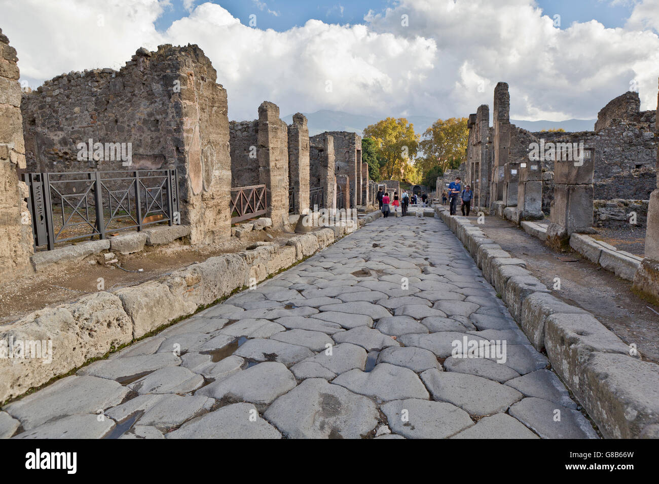 Alte Straße, in die römische Stätte von Pompeji, Kampanien, Italien. Pompeji ist ein UNESCO-Weltkulturerbe. Stockfoto