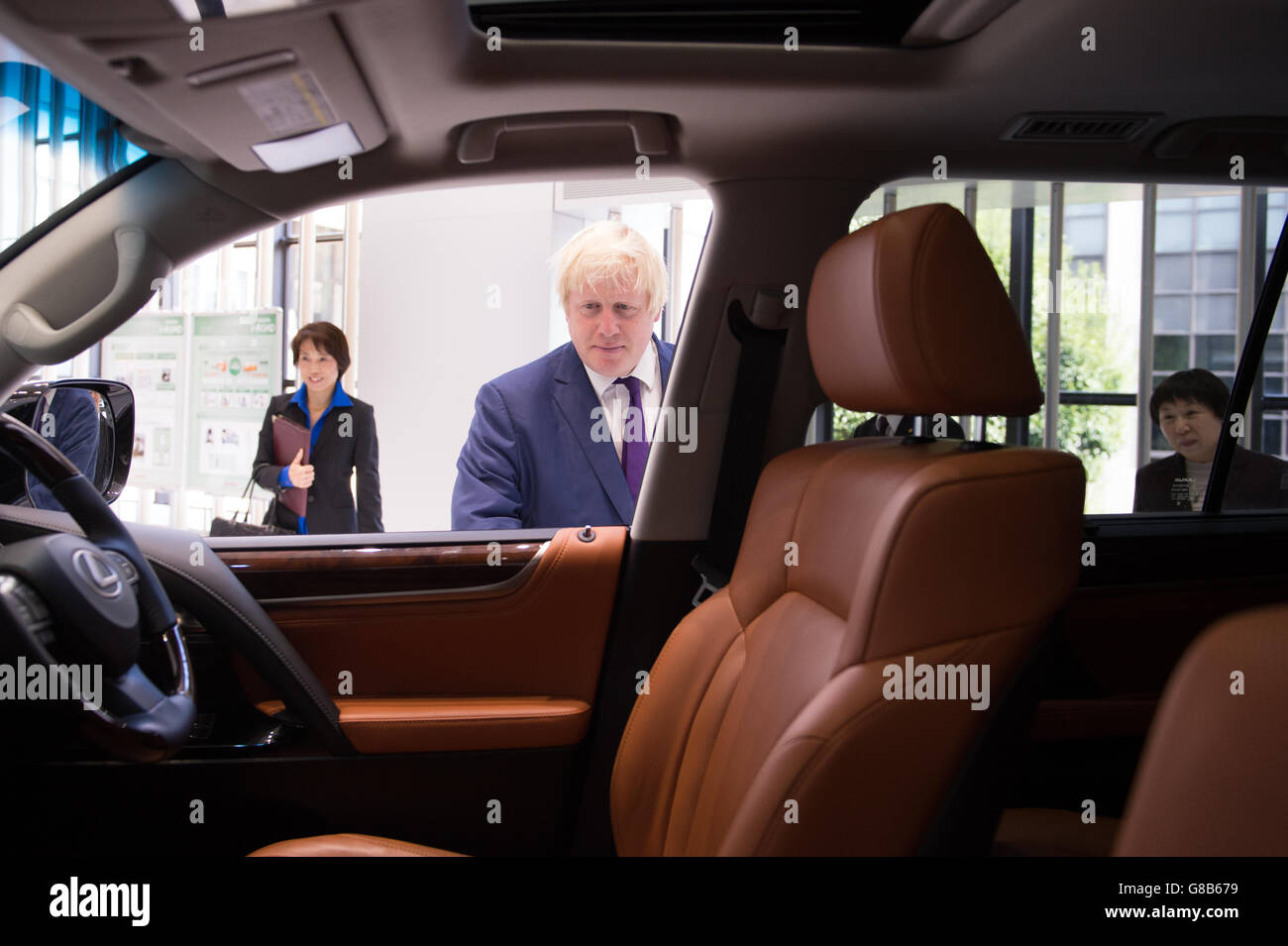 Der Bürgermeister von London Boris Johnson besucht die Zentrale des Autoherstellers Toyota in der Nähe von Nagoya in Japan, wo er ihr neues Wasserstoffauto Mirai sah. Stockfoto