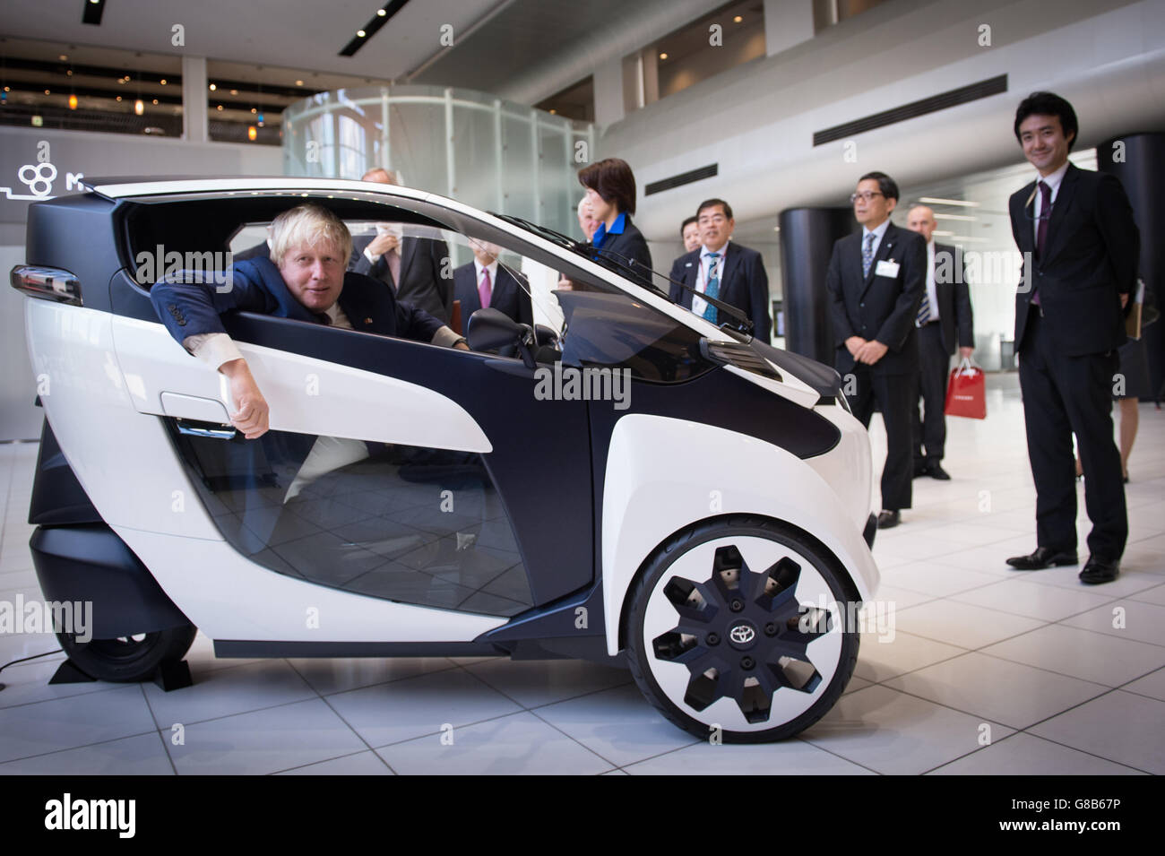 Der Bürgermeister von London Boris Johnson besucht die Zentrale des Autoherstellers Toyota in der Nähe von Nagoya in Japan, wo er ihr neues Wasserstoffauto Mirai sah. Stockfoto