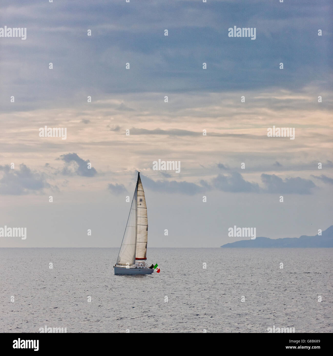 Segelschiff in der Bucht von Neapel, Sorrent, Italien Stockfoto