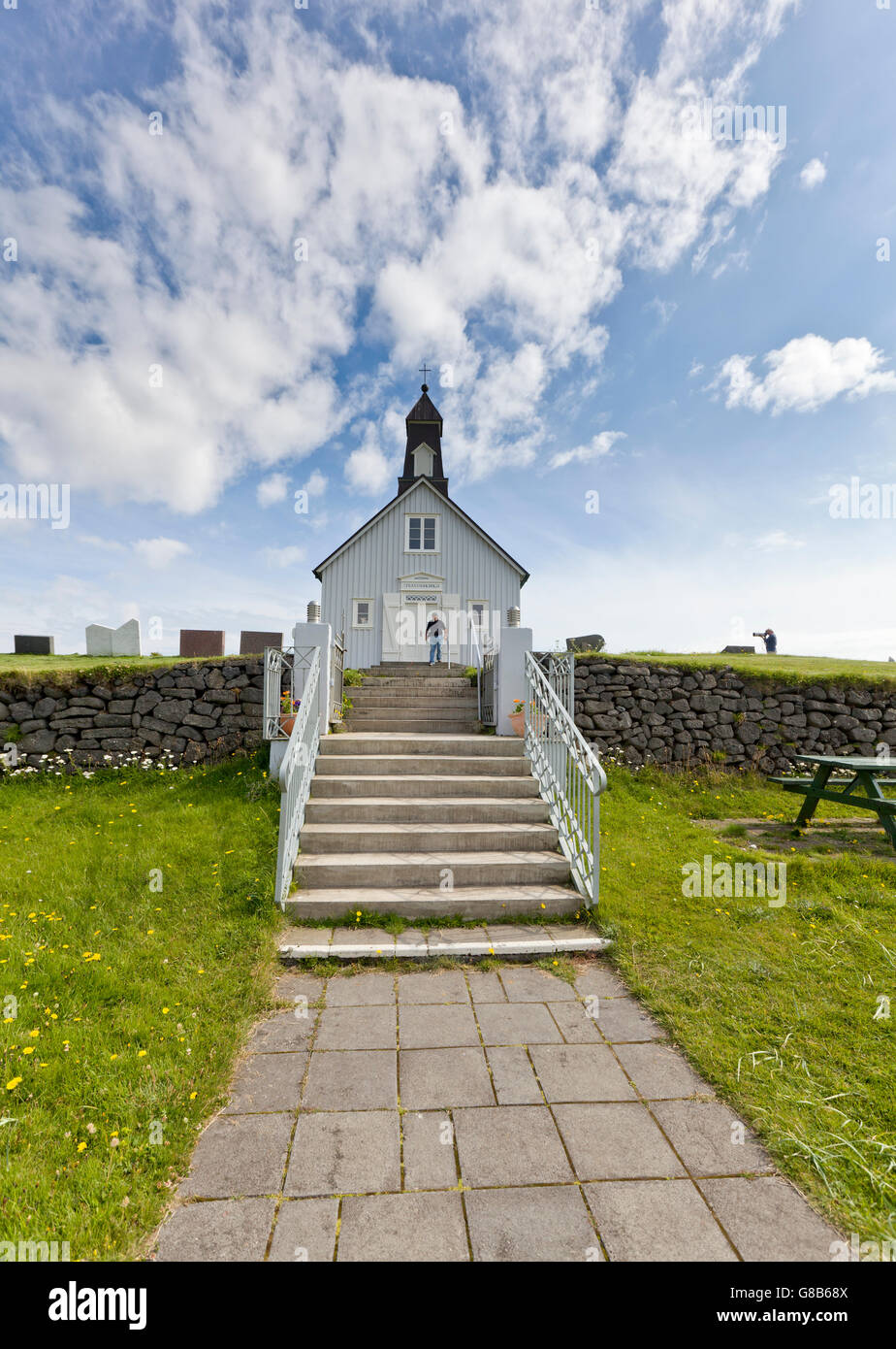 Touristen auf den Stufen des Strandakirkja Kirche, Halbinsel Reykjanes, Island Stockfoto