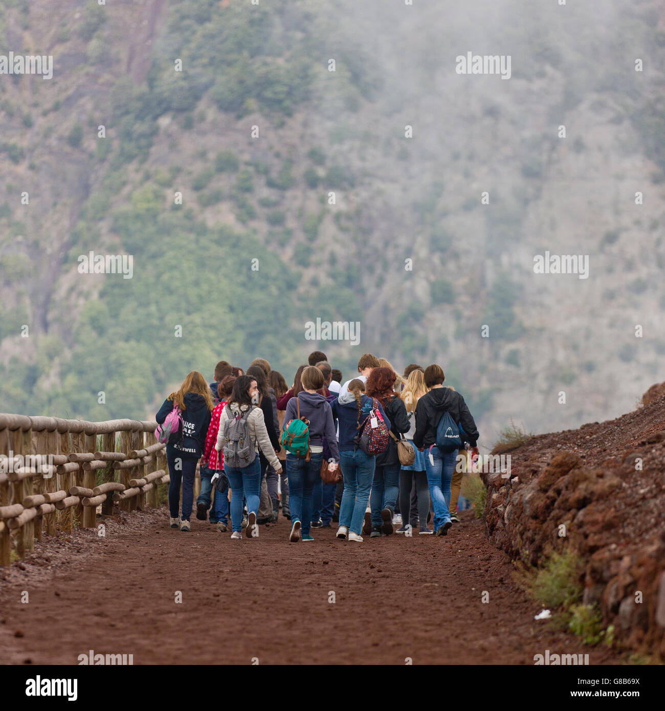 Schule Gruppe zu Fuß durch Mount Vesuvius Krater, Kampanien, Italien Stockfoto