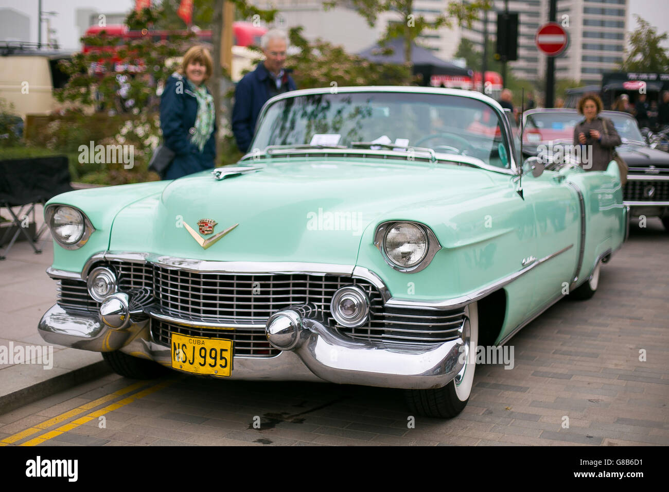 Ein altes, mintgrünes Cadillac-Auto wird am Classic Car Boot Sale im Lewis Cubitt Square, London, geparkt. Stockfoto