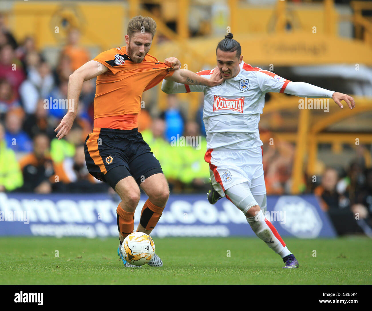 James Henry von Wolverhampton Wanderers (links) und Jason Davidson von Huddersfield Town kämpfen während des Sky Bet Championship-Spiels in Molineux, Wolverhampton, um den Ball. Stockfoto