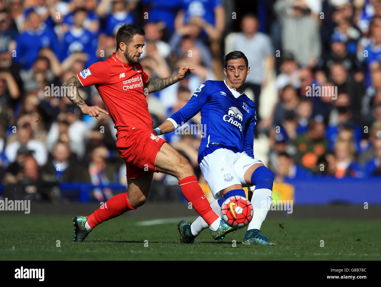 Liverpools Danny ings (links) und Evertons Ramiro Funes Mori kämpfen während des Spiels der Barclays Premier League im Goodison Park, Liverpool, um den Ball. Stockfoto