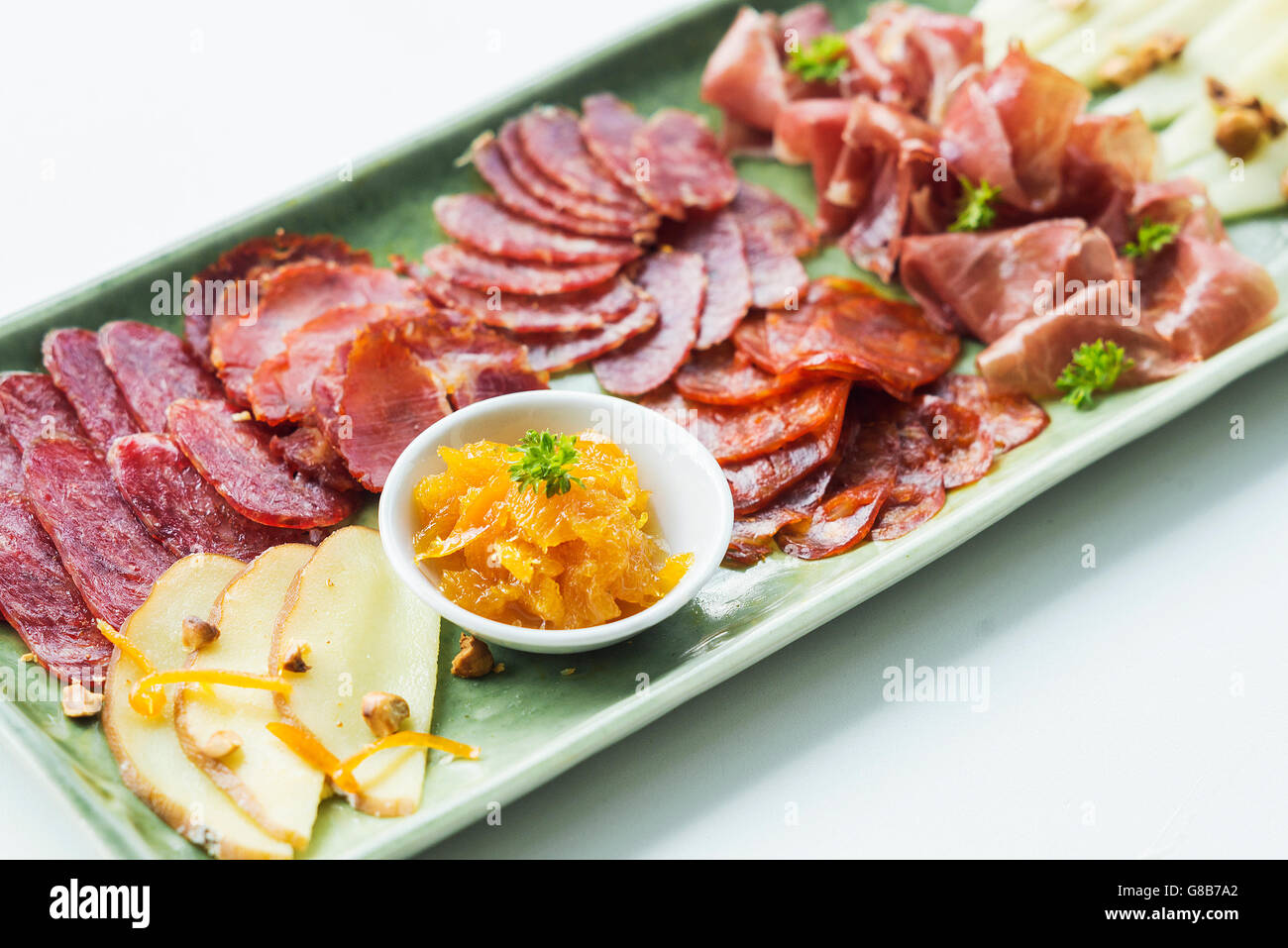 spanischer Serrano Schinken Chorizo Wurst geräuchertem Fleisch Käse Tapas Teller Set mit Brot teilen Stockfoto