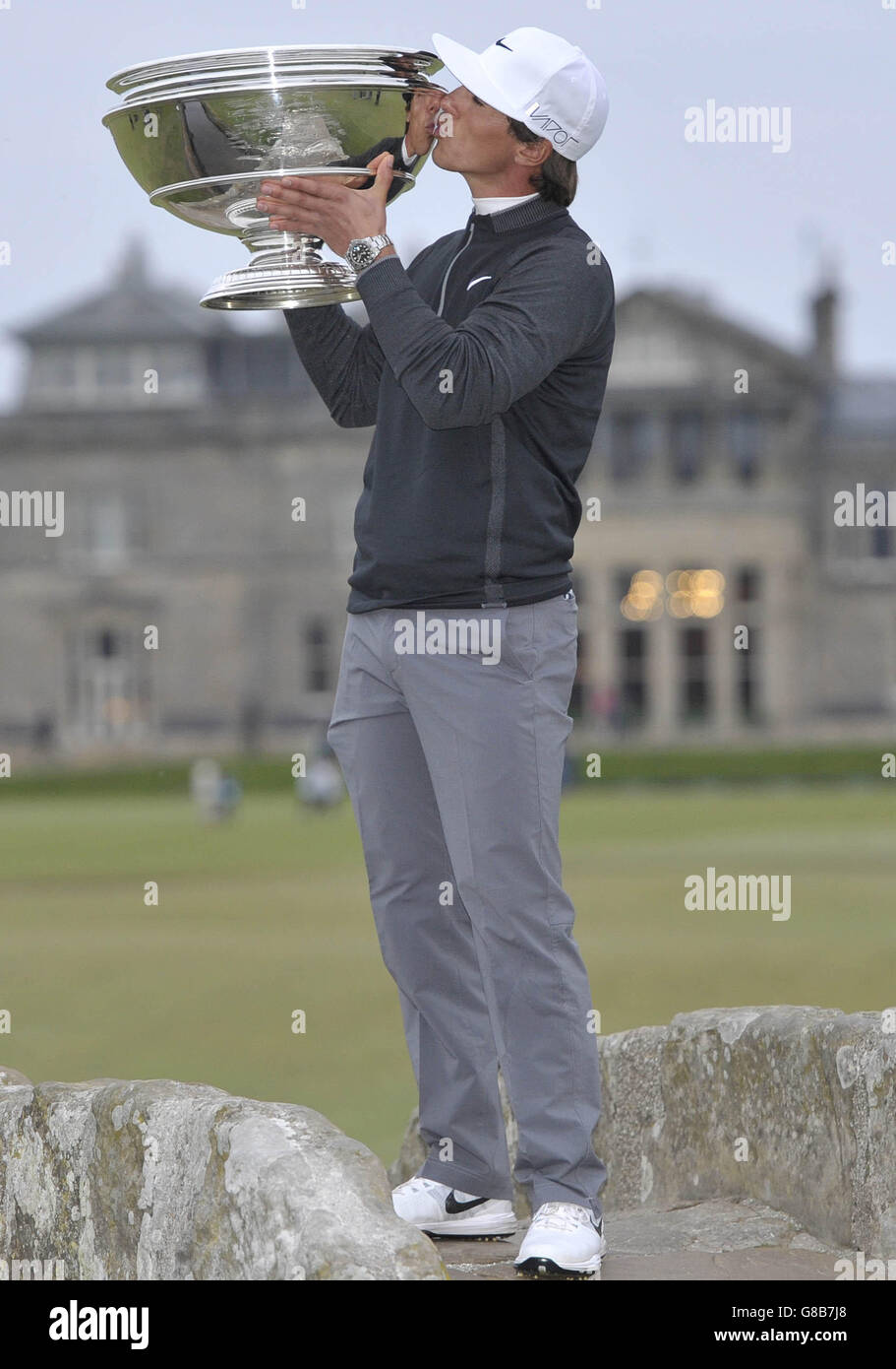 Thorbjorn Olesen hält den Dunhill Cup auf der Svilken Bridge während des vierten Tages der Alfred Dunhill Links Championship auf dem Old Course, St Andrews. Stockfoto