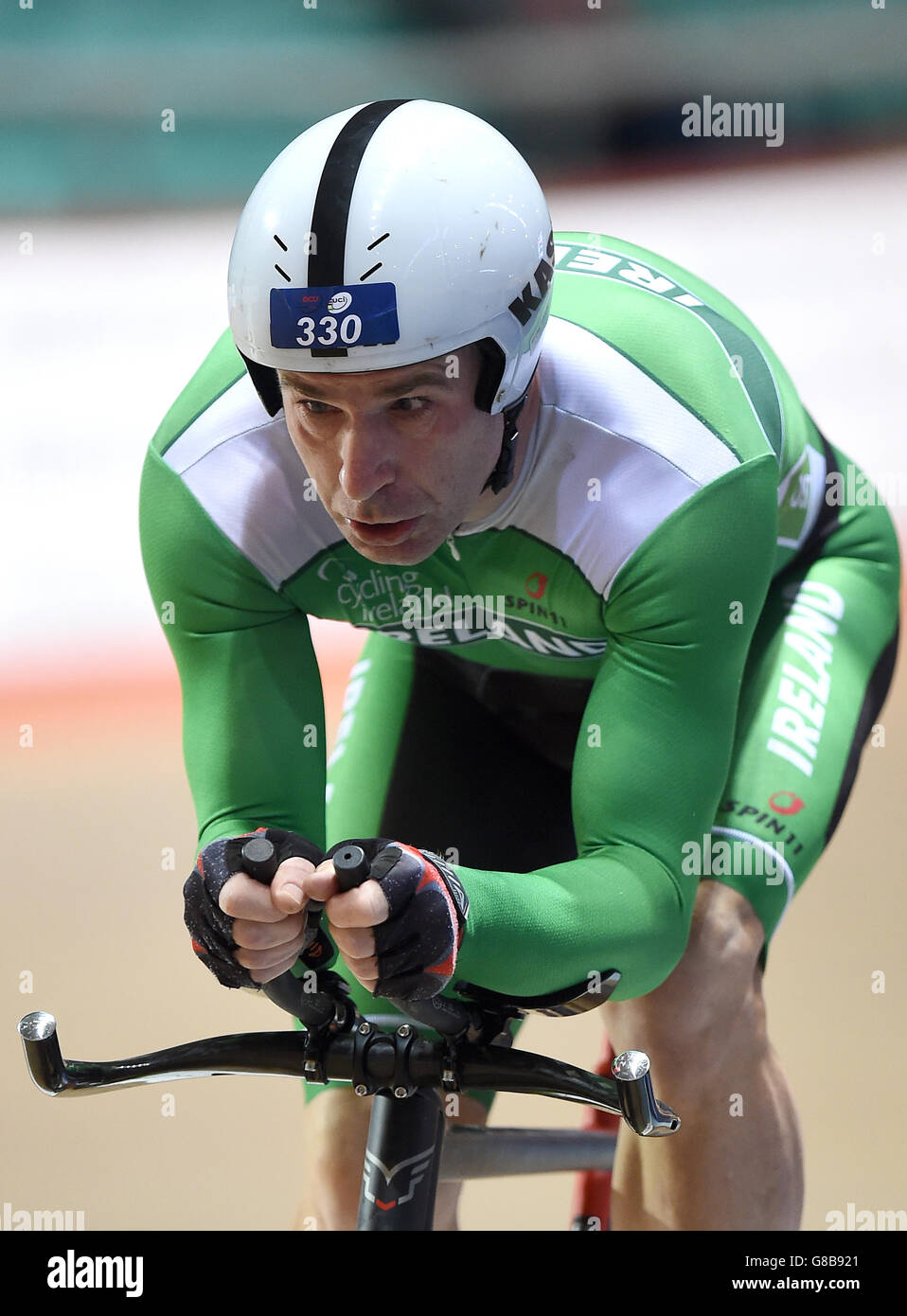 Der irische James Brown tritt im Manns 50-54 2000m Pursuit Qualifying an, James wird der erste registrierte blinde Mensch sein, der während der UCI World Masters Track Cycling Championships 2015 auf dem Manchester Velodrome mit einem Solo-Bike auf WM-Ebene antreten wird. Stockfoto