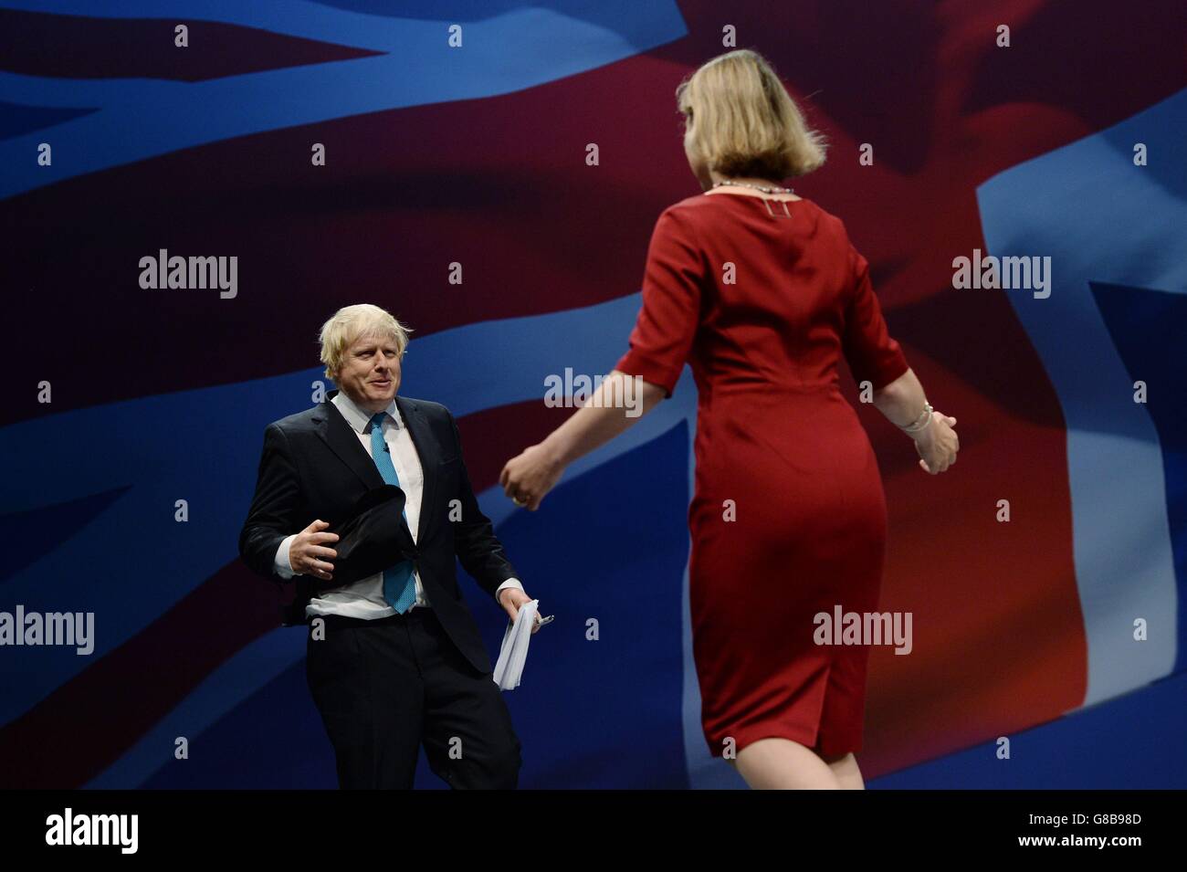 Boris Johnson, Abgeordneter von Uxbridge, wird von Tania Mathias, der Abgeordneten der Twickenham, während der Konferenz der Konservativen Partei in Manchester Central vorgestellt. Stockfoto