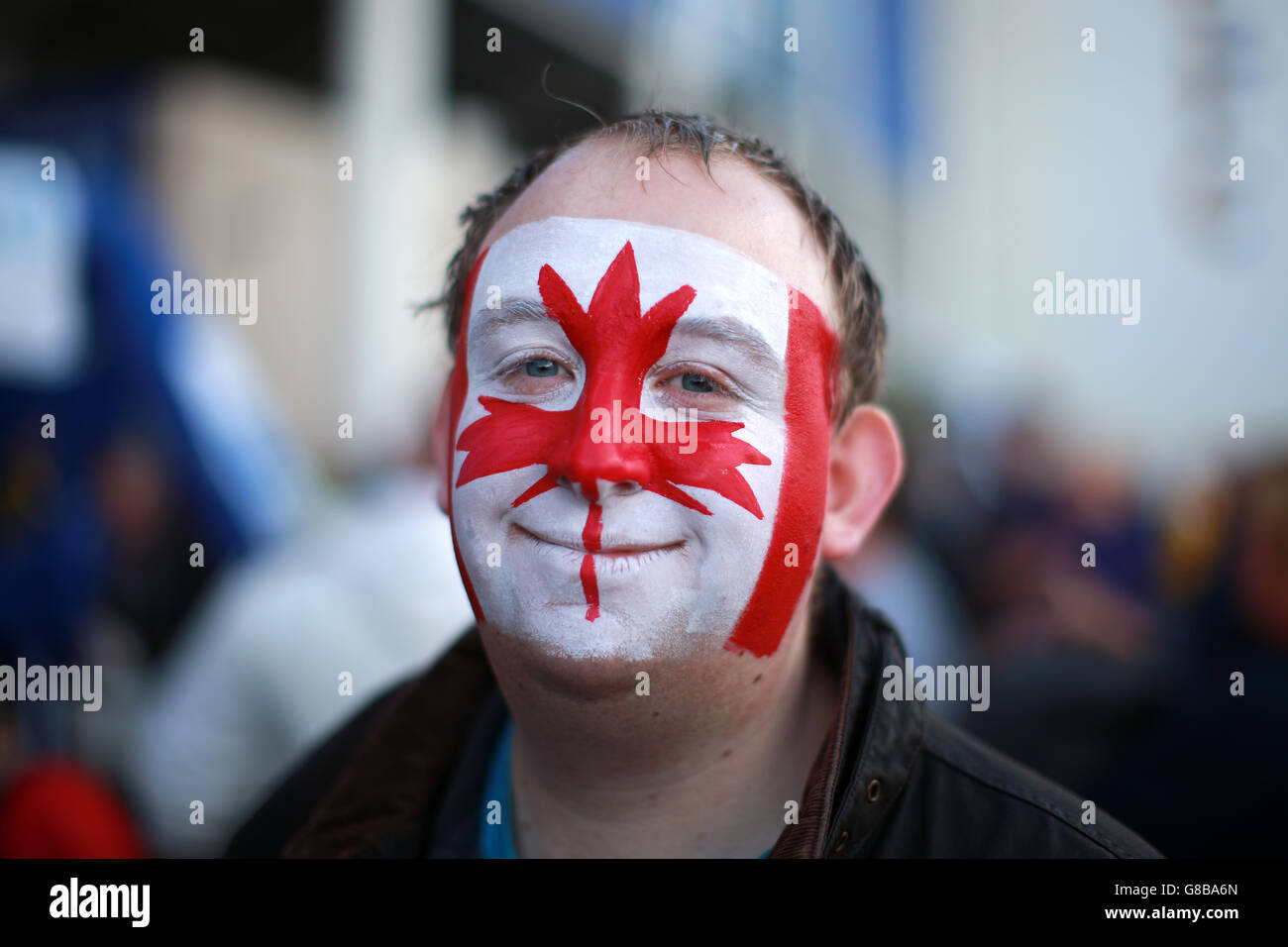 Ein kanadischer Unterstützer zeigt ihre Unterstützung vor dem WM-Spiel im Leicester City Stadium, Leicester. Stockfoto