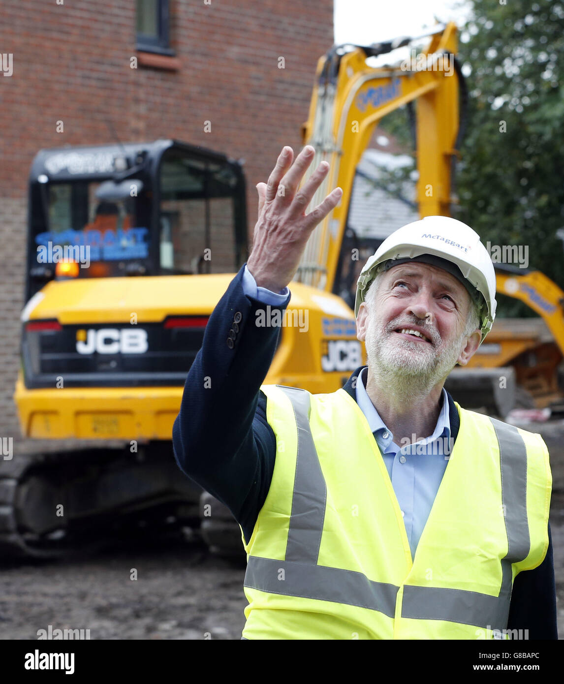 Arbeitsleiter Jeremy Corbyn bei einem Besuch der Parkhead Housing Association in Glasgow, Schottland. Stockfoto