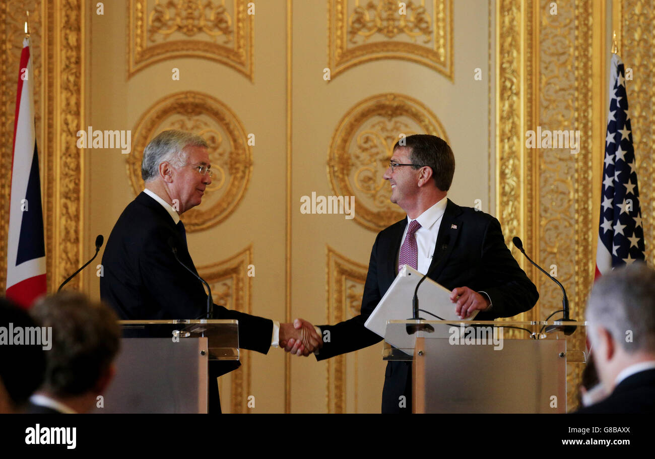Der britische Verteidigungsminister Michael Fallon (links) schüttelt seine Hand mit seinem amerikanischen Amtskollegen, dem US-Verteidigungsminister Ashton Carter, nachdem sie an einer Pressekonferenz im Lancaster House, London, teilgenommen hatten. Die Regierung engagiert sich weiterhin für den Aufbau parlamentarischer Unterstützung für Luftangriffe der RAF gegen den Islamischen Staat (IS) in Syrien trotz Russlands Intervention in den Konflikt, sagte Fallon. Stockfoto