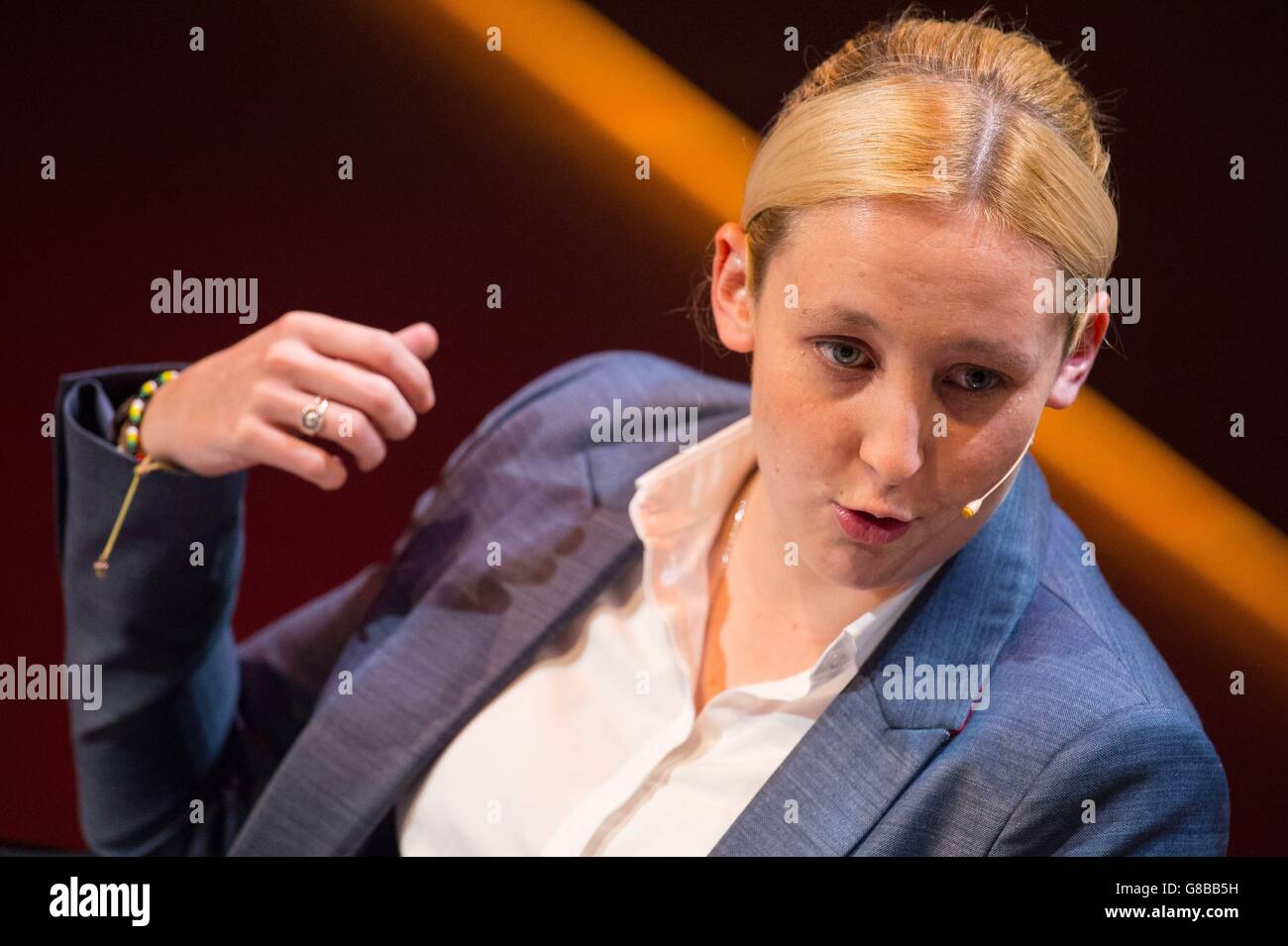 Mhairi Black, Abgeordnete der Scottish National Party, spricht während der Women in the World Konferenz in der Cadogan Hall in London. Stockfoto