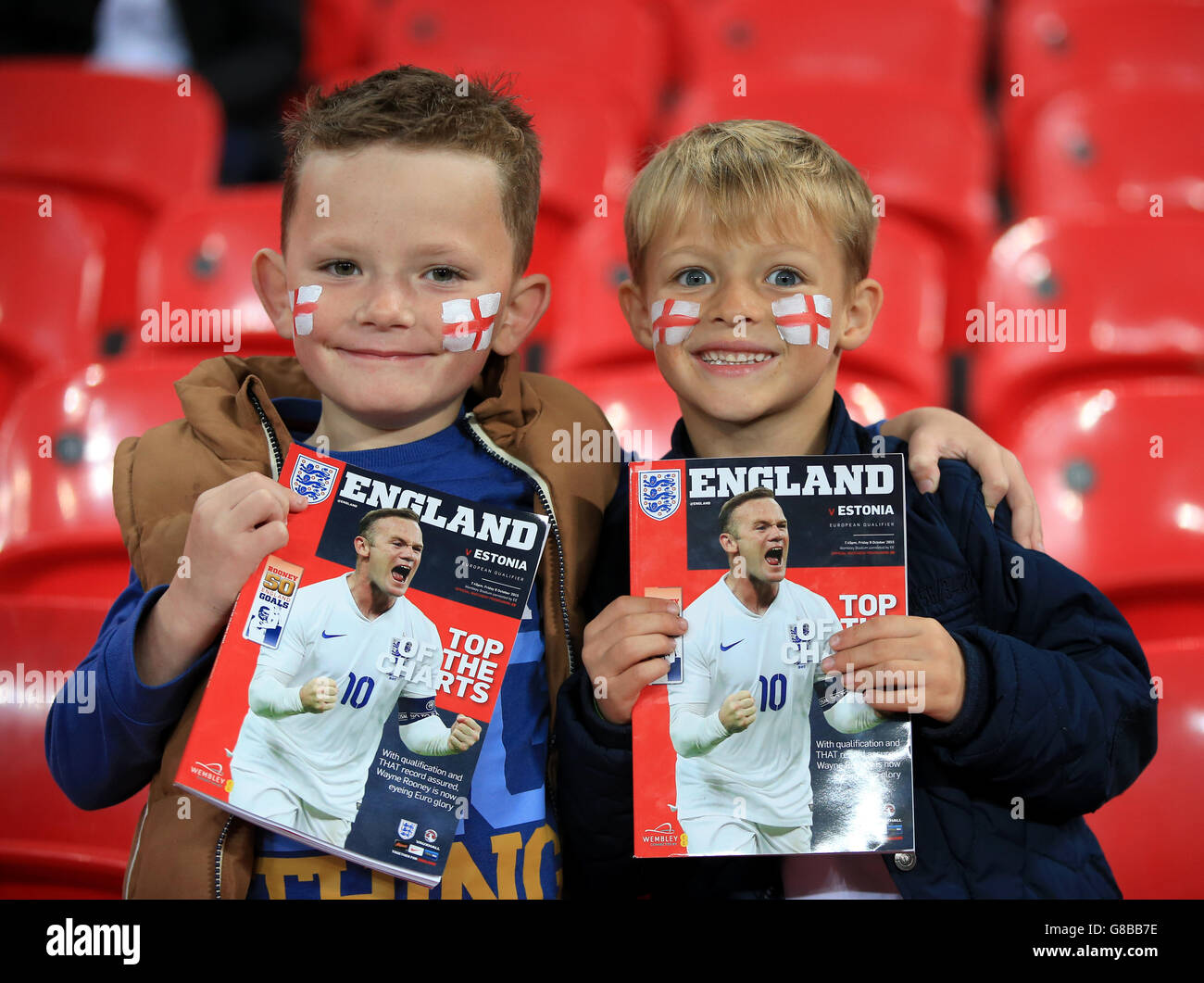 Junge England-Fans zeigen ihre Unterstützung auf den Tribünen vor dem UEFA European Qualifying-Spiel im Wembley Stadium, London. Stockfoto