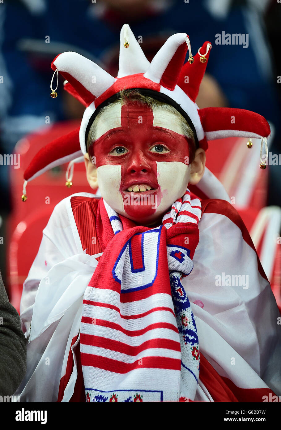 Fußball - UEFA Euro 2016 - Qualifikation - Gruppe E - England gegen Estland - Wembley Stadium. Ein junger England-Fan auf den Tribünen vor dem UEFA-EM-Qualifying-Spiel im Wembley-Stadion in London. Stockfoto