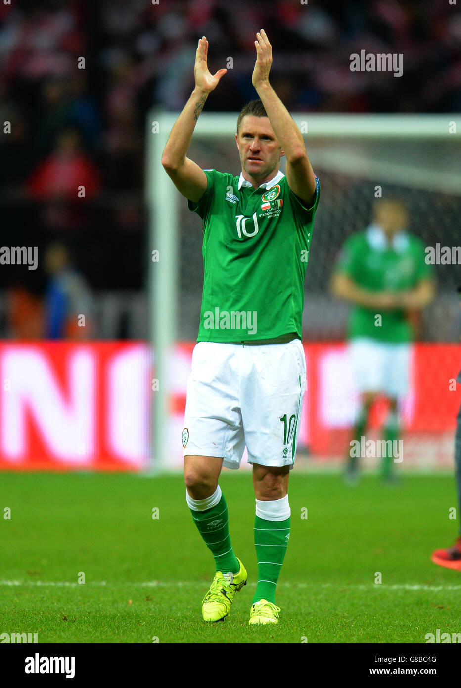 Robbie Keane, Irlands Republik, applaudiert den Fans, nachdem er das EM-Qualifikationsspiel im Nationalstadion in Warschau, Polen, verloren hat. Stockfoto