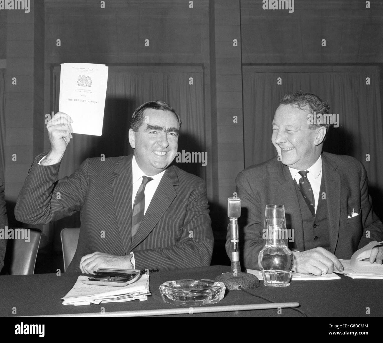 Eine Kopie des Weißbuchs der Regierung zur Verteidigung wird von Denis Healey, dem Verteidigungsminister, auf einer Pressekonferenz im Londoner Verteidigungsministerium zur Verfügung gestellt. Stockfoto