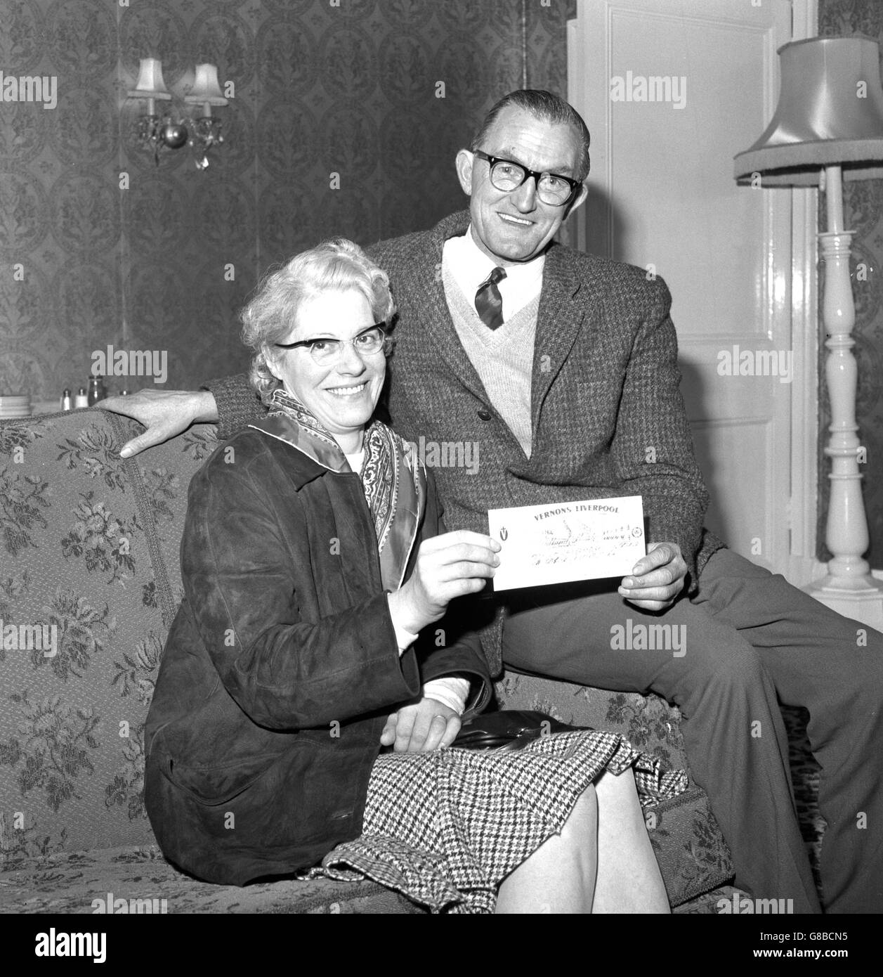 70,000 wurde ihm vorgelegt. Er gewann das Geld auf einer Farthing-Linie in einer 1,000-Linien-Permutation auf Vernons Treble Chance Fußballpool. Er teilt seinen Sieg mit seiner Frau, seiner Mutter und der Vermieterin seines örtlichen Pubs, dem Killingworth Castle. Stockfoto