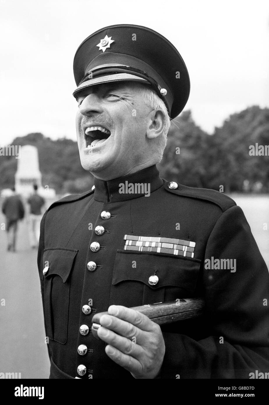 Der Garnisonsfeldwebel Major George Stone von den irischen Gardisten gibt seinen letzten Kommandos auf der Horse Guards Parade in London ab. Nach 36 Jahren im Regiment, dem er 1927 als Knabenkoldat anschloss, tritt er heute in den Ruhestand. Stockfoto