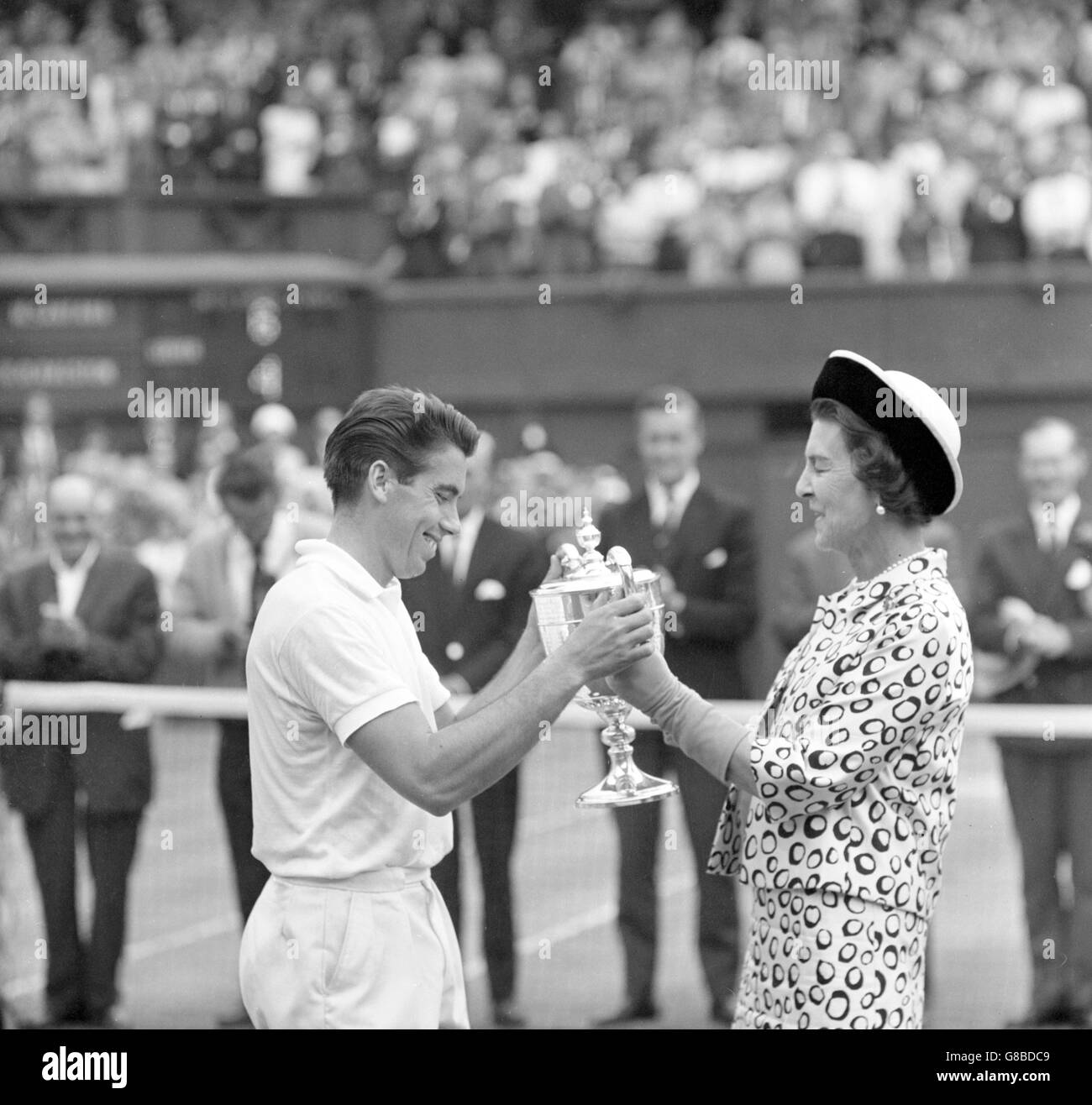Der lächelnde Spanier Manuel Santana erhält seine Trophäe von Prinzessin Marina, Herzogin von Kent (Präsident des All-England Lawn Tennis Clubs), nachdem er den amerikanischen Dennis Ralston geschlagen hat. Stockfoto