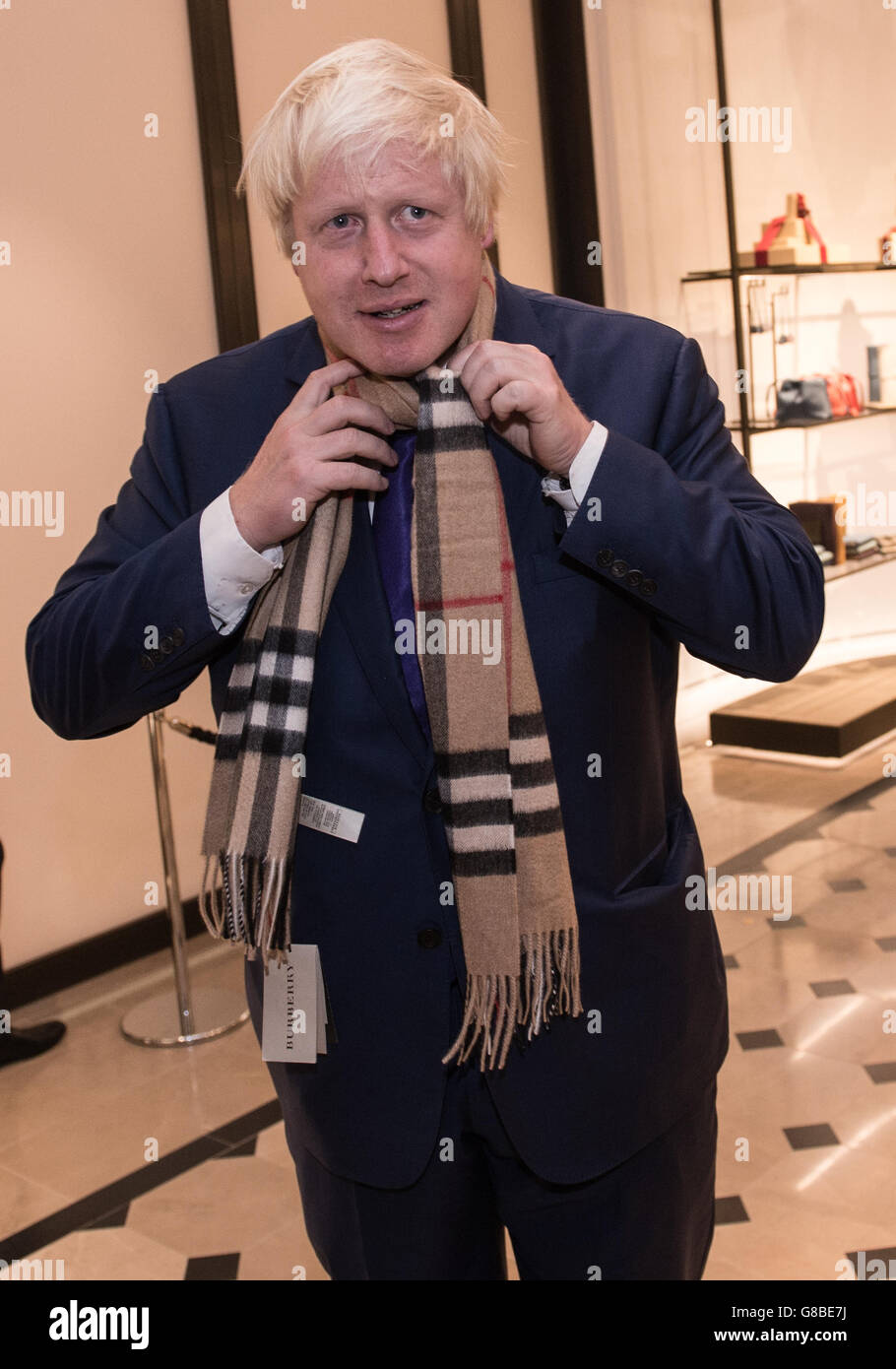 Der Bürgermeister von London Boris Johnson, probiert an einem Burberry Schal,  während der Eröffnungsnacht des Bekleidungsdesigners New Shop in Tokio, am  zweiten Tag eines viertägigen Besuchs in Japan, um Handel und Investitionen