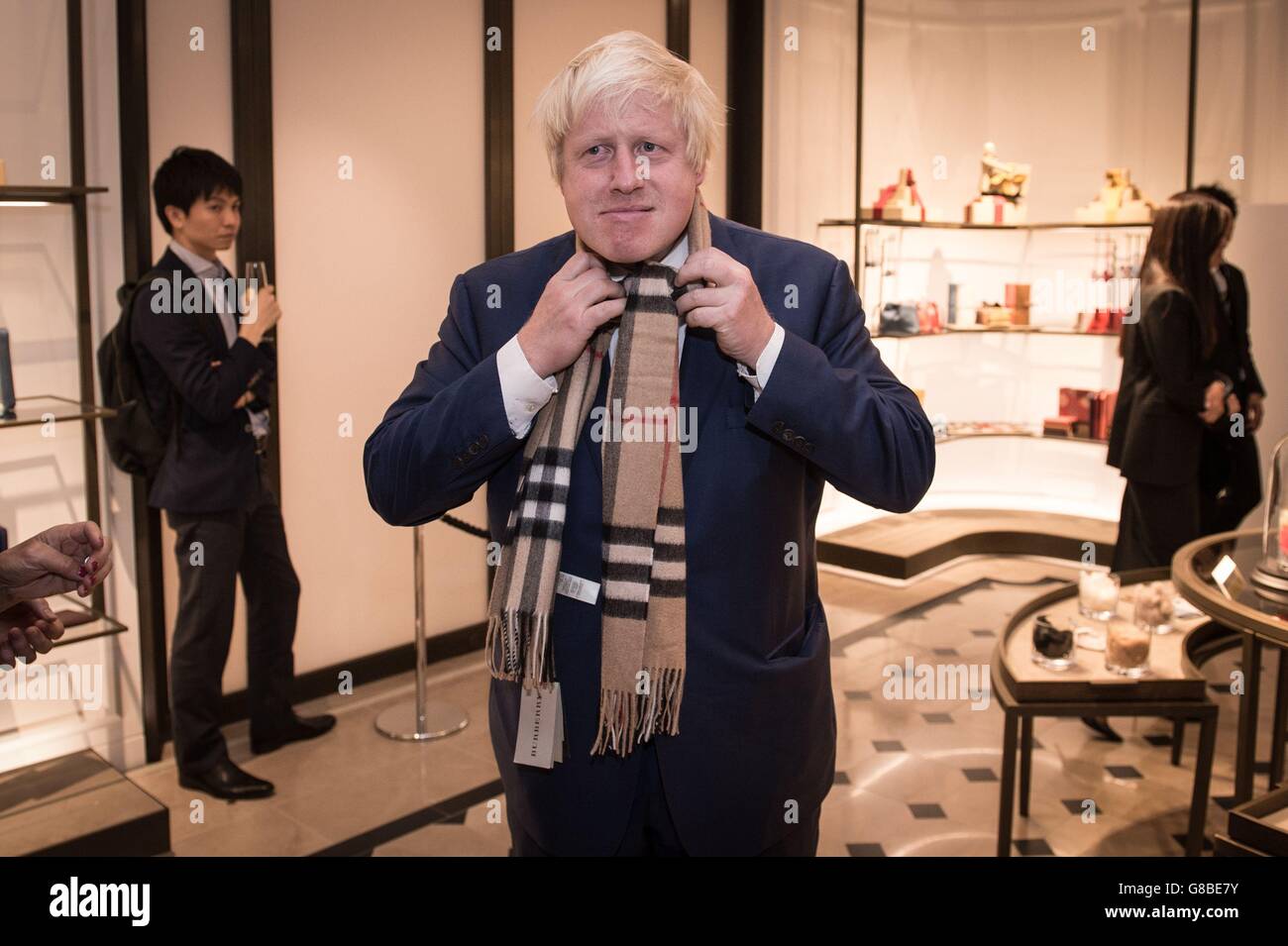 Der Bürgermeister von London Boris Johnson, probiert an einem Burberry Schal,  während der Eröffnungsnacht des Bekleidungsdesigners New Shop in Tokio, am  zweiten Tag eines viertägigen Besuchs in Japan, um Handel und Investitionen