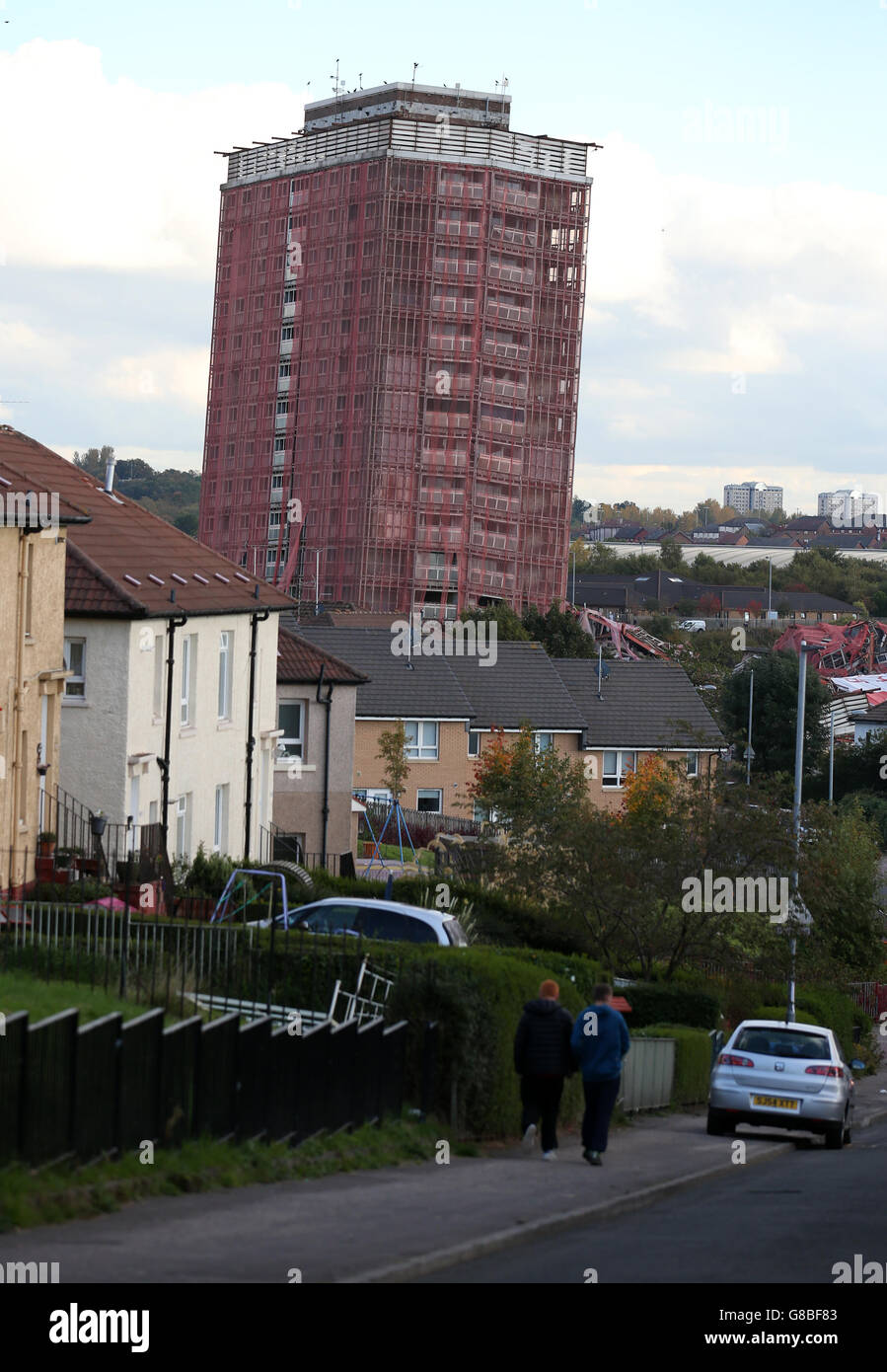 Einer der Wohnblöcke der Red Road in Glasgow blieb teilweise stehen, nachdem ein kontrollierter Abriss der ikonischen Wohnungen am Sonntag zwei von ihnen nicht zum Erliegen brachte. Stockfoto