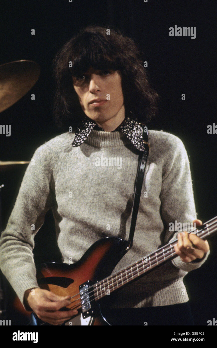 Bill Wyman, Bassgitarrist bei den Rolling Stones, als Bandfilm in den LWT (London Weekend Television) Studios in London abgebildet. Stockfoto