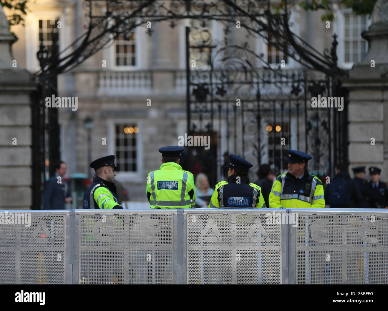 Garda-Offiziere stehen vor dem Leinster House in Dublin an Stahlbarrieren, aber es gab keine Proteste, als Minister für öffentliche Ausgaben und Reform Brendan Howlin und Finanzminister Michael Noonan den irischen Haushalt übergaben. Stockfoto