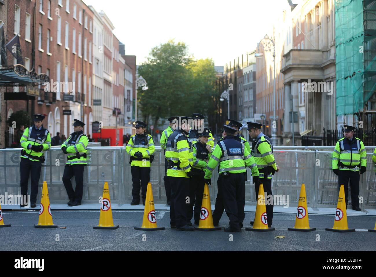 Garda-Offiziere stehen vor dem Leinster House in Dublin an Stahlbarrieren, aber es gab keine Proteste, als Minister für öffentliche Ausgaben und Reform Brendan Howlin und Finanzminister Michael Noonan den irischen Haushalt übergaben. Stockfoto