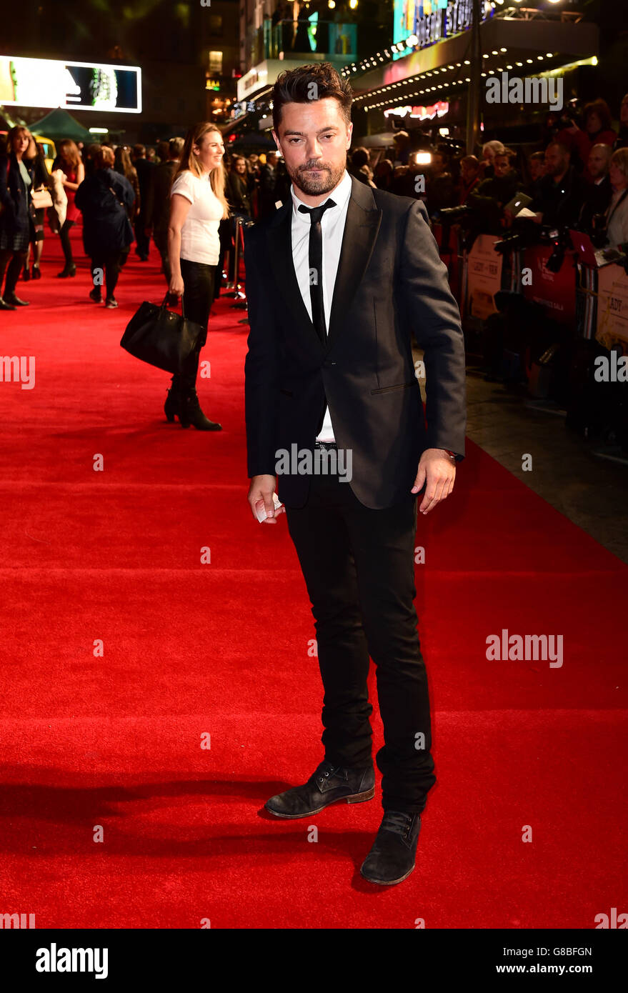 Dominic Cooper nimmt an der offiziellen Vorführung von The Lady in the Van während des 59. BFI London Film Festival im Odeon Leicester Square, London, Teil. DRÜCKEN SIE VERBANDSFOTO. Siehe PA Story SHOWBIZ Van. Bilddatum: Dienstag, 13. Oktober 2015. Das Foto sollte lauten: Ian West/PA Wire Stockfoto