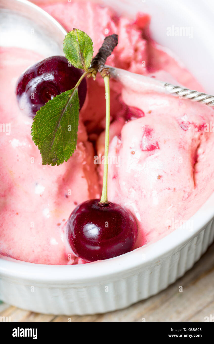 Frisches Obst Eis Sorbet in weiße Schüssel. Stockfoto