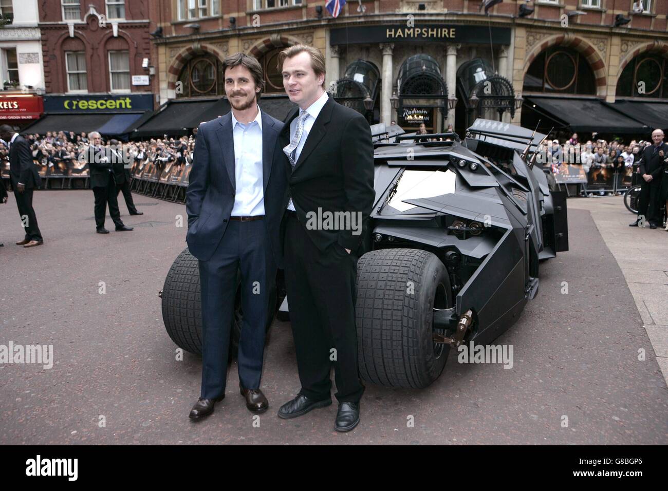 Star des Films Christian Bale (links) mit Regisseur Chrispoher Nolan und dem neuen Batmobile. Stockfoto