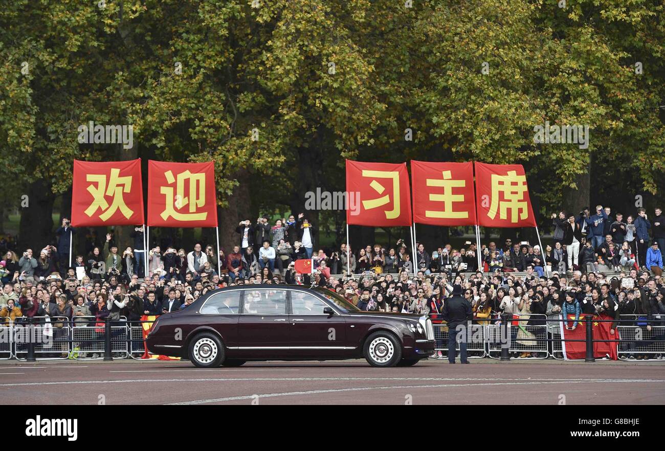 Der chinesische Präsident Xi Jinping und seine Frau Peng Liyuan kommen am ersten Tag ihres Staatsbesuchs in Großbritannien zur Horse Guards Parade in London, um dort feierlich willkommen zu heißen. Stockfoto