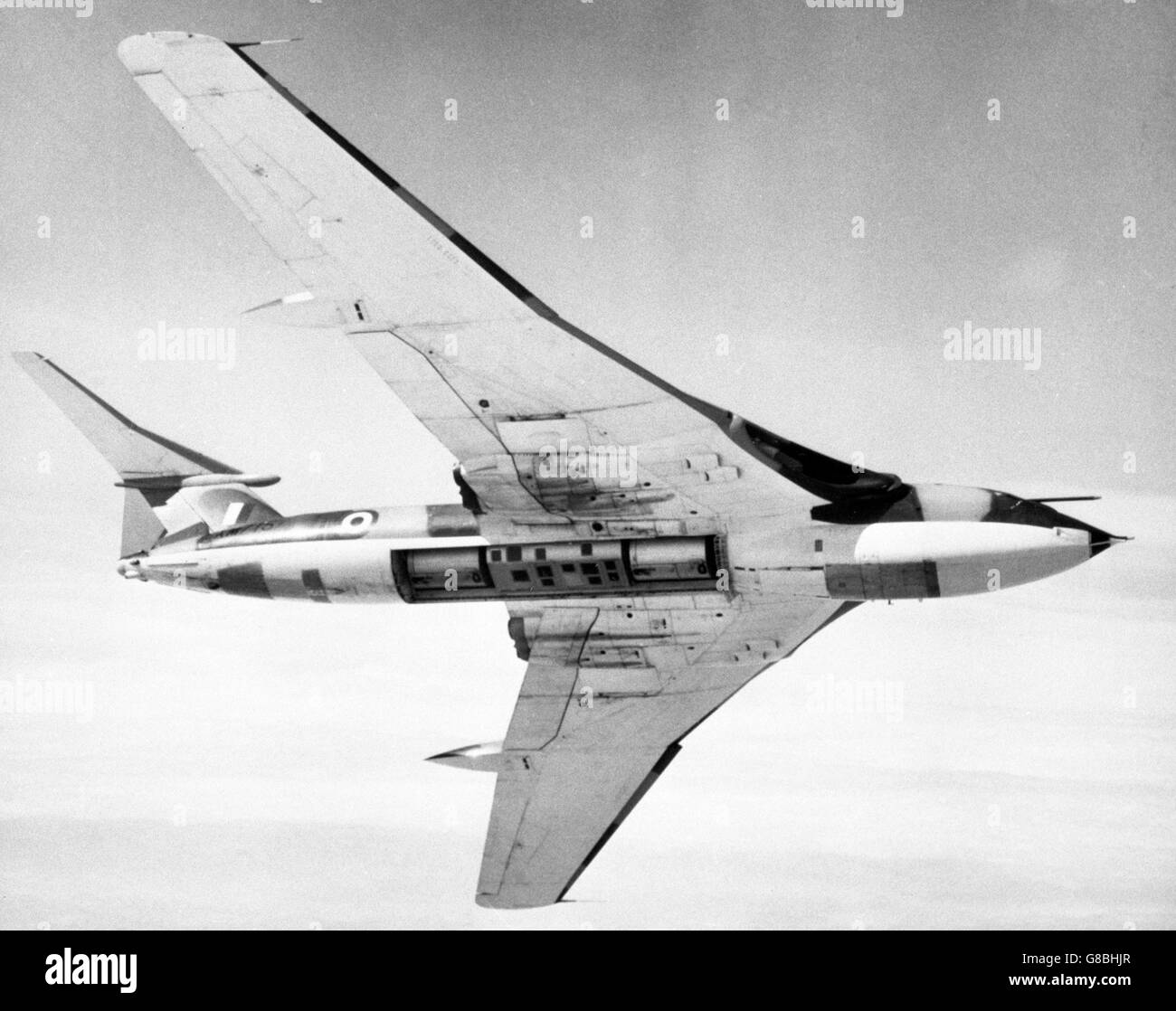 Ein strategisches Aufklärungsflugzeug der Marke Victor B/Mark 2, als sie sich abschält, um die offene Bucht darunter zu zeigen. Die Neuausstattung der Staffel Nr. 543 bei RAF, Wyton, Huntingdon, mit diesem neuen Flugzeug hat der RAF die beste Luftaufklärungsfähigkeit gegeben, die sie je hatte. Stockfoto