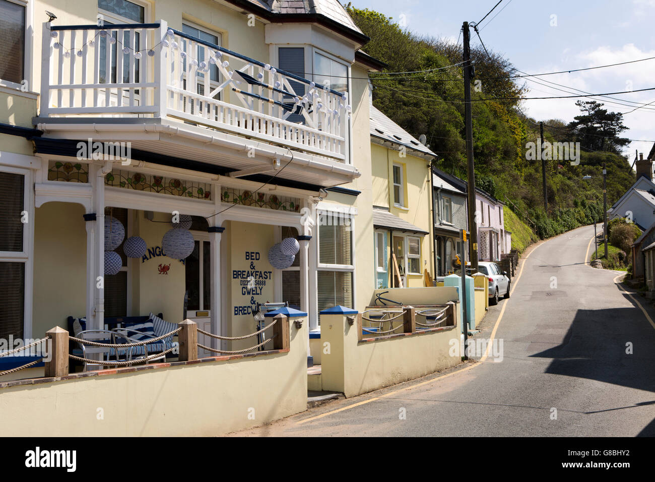 Großbritannien, Wales, Ceredigion, Llangrannog, Bed und Breakfast Guest House auf der Straße ins Dorf Stockfoto