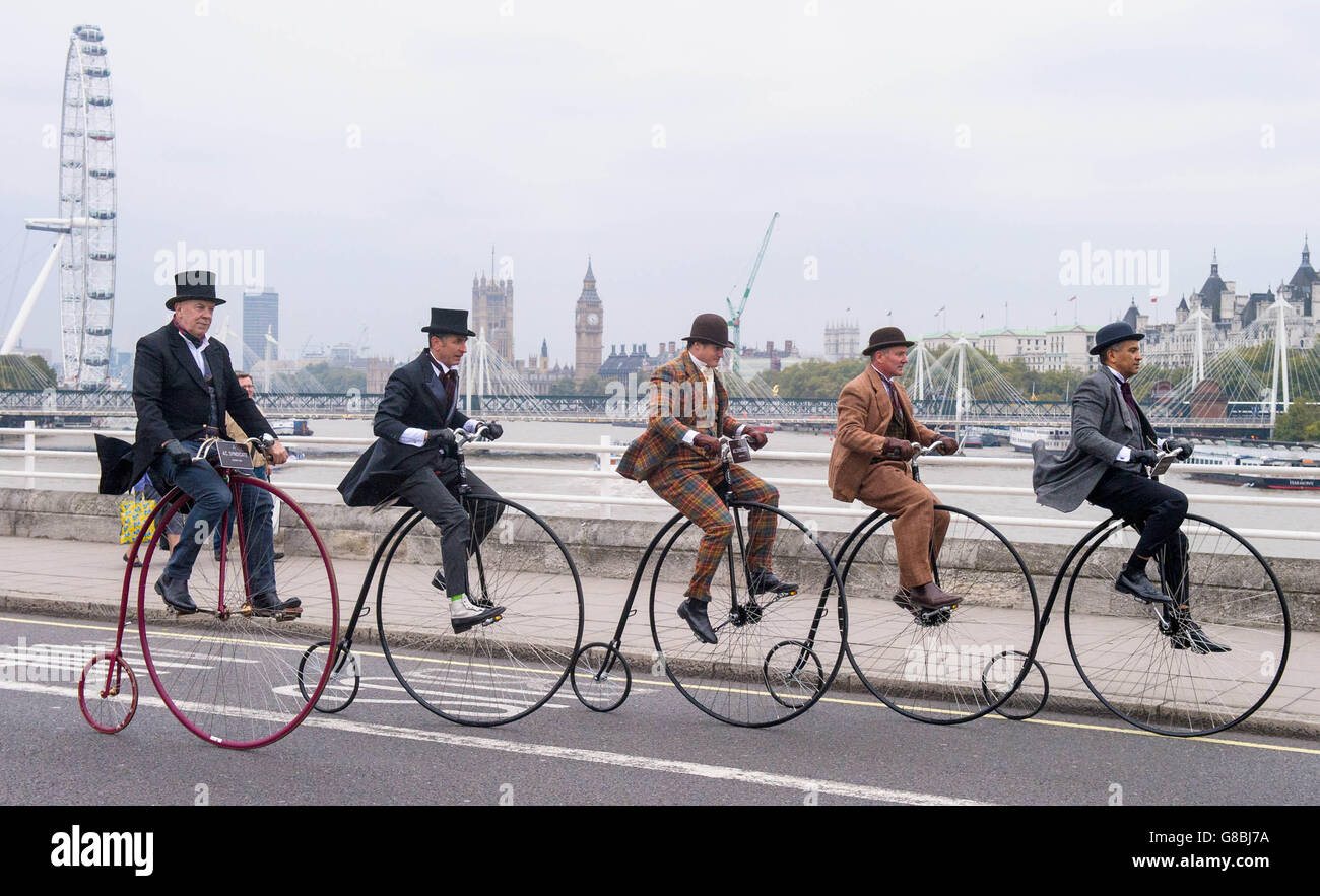 Penny-Farthing Fahrräder werden über Waterloo Bridge in London gefahren, während der Pendler Rush-hour, von (links nach rechts) Alan Price, Tom Leefe, John Beswick, Neil Laughton und Mark Brown, um die Einführung von Assassin's Creed Syndicate, die neueste Ausgabe der Videospiele-Franchise, Das im viktorianischen London stattfindet und am 23. Oktober als Eigentümer zur Verfügung steht. Stockfoto