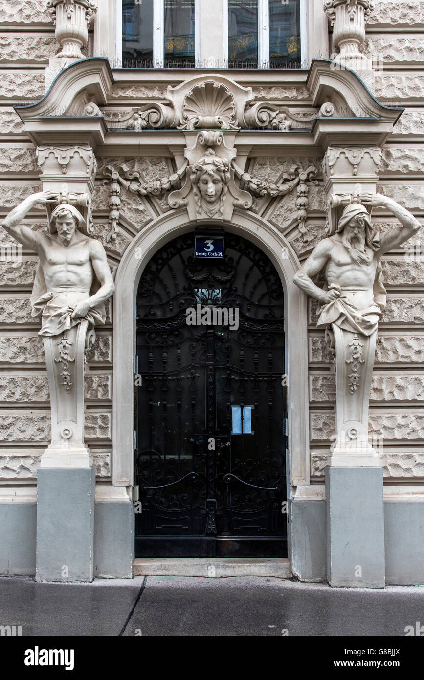 Atlantes Marmor Skulpturen schmücken die Fassade eines Gebäudes in der Altstadt, Wien, Österreich Stockfoto