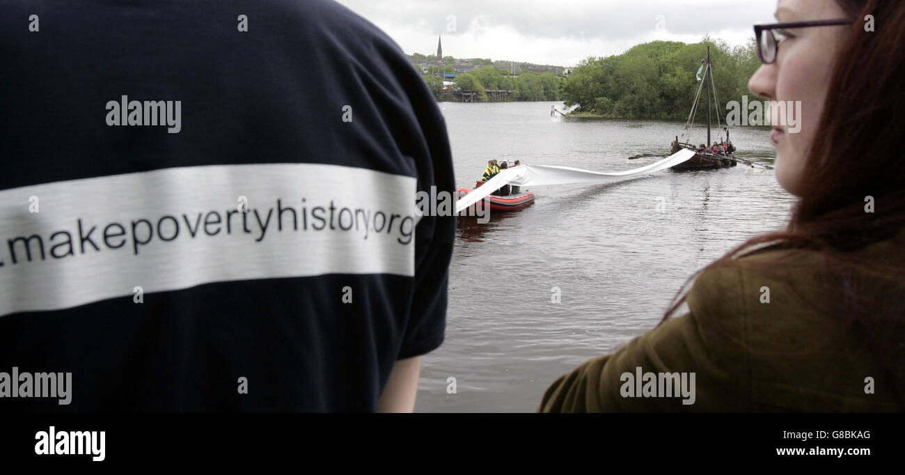 Mitglieder des Galgael Trust und Oxfam strecken ein riesiges weißes Band über den Fluss Clyde, um Unterstützung für die Make Poverty History-Bewegung zu zeigen. Die Geste wird eine nationale Tour starten, um das Bewusstsein für soziale Ungerechtigkeit auf der ganzen Welt und in Schottland zu schärfen. Stockfoto