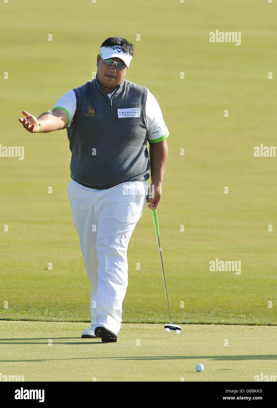 Kiradech Aphibarnrat beobachtet am ersten Tag der Alfred Dunhill Links Championship am Old Course, St Andrews, wie sein Birdie Putt nahe kommt. DRÜCKEN SIE VERBANDSFOTO. Bilddatum: Sonntag, 4. Oktober 2015. Siehe PA Geschichte GOLF Dunhill. Bildnachweis sollte lauten: Ian Rutherford/PA Wire. EINSCHRÄNKUNGEN nur für redaktionelle Verwendung. Keine kommerzielle Nutzung. Keine falsche kommerzielle Vereinigung. Keine Videoemulation. Keine Bildbearbeitung. Stockfoto