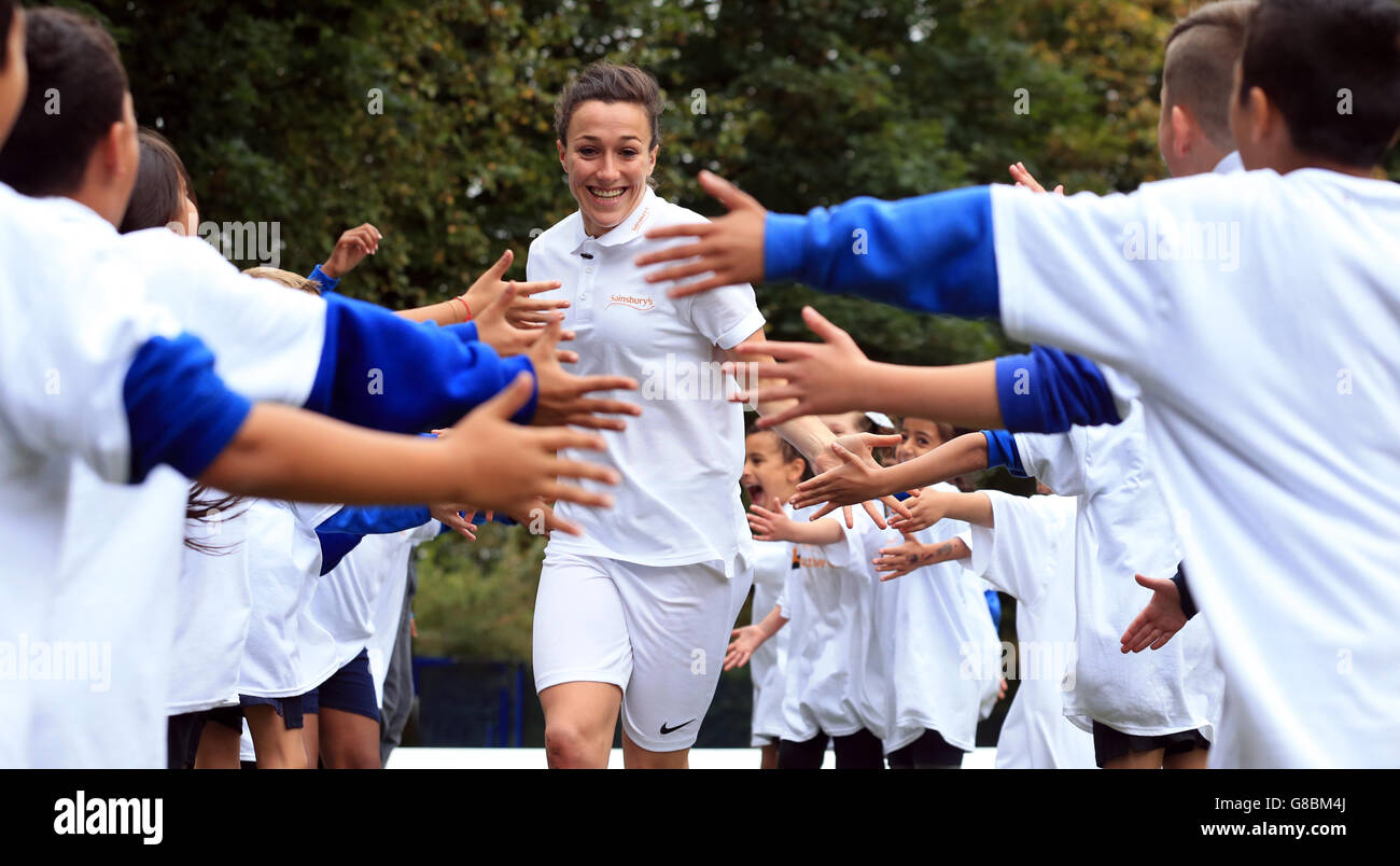 Lucy Bronze von Manchester City Ladies während des Sainsbury's Active Kids Launch an der Bowkey Primary School, Manchester. Stockfoto