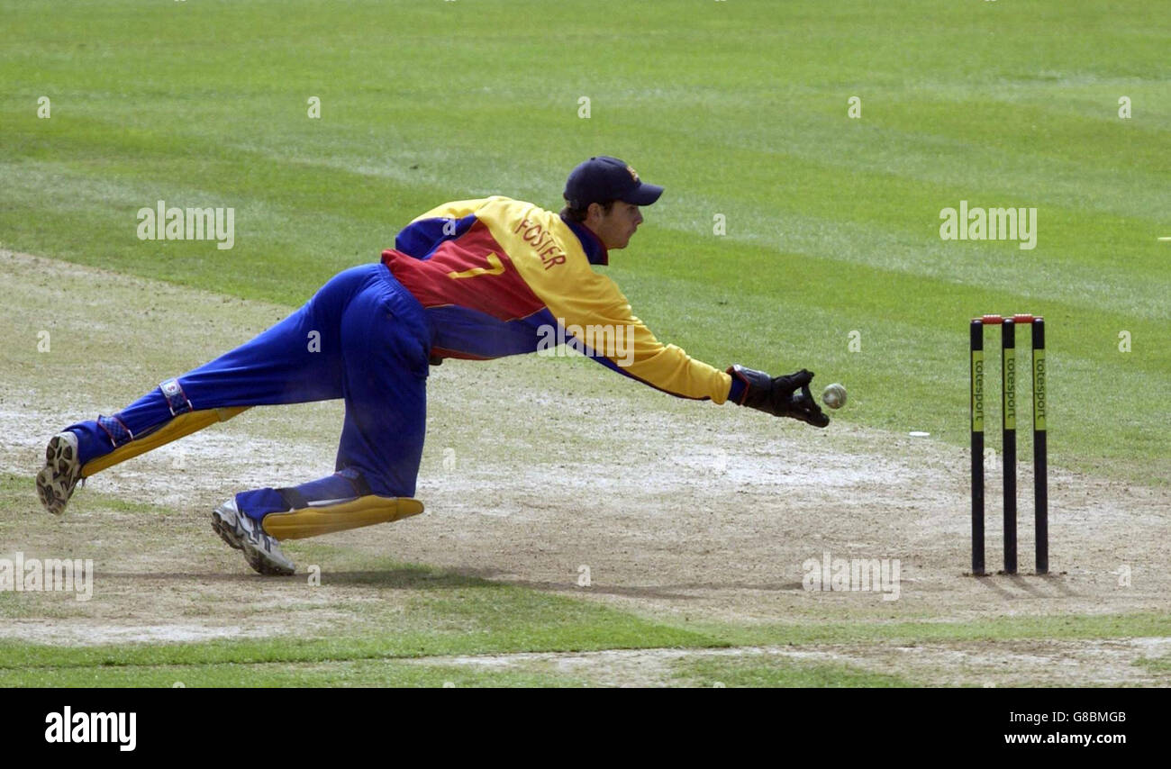 Cricket - Totesport National Cricket League - Division One - Middlesex / Essex - Lords'. Essex-Wicketkeeper James Foster versucht, Middlesex's Jamie Dalrymple zu verlassen. Stockfoto