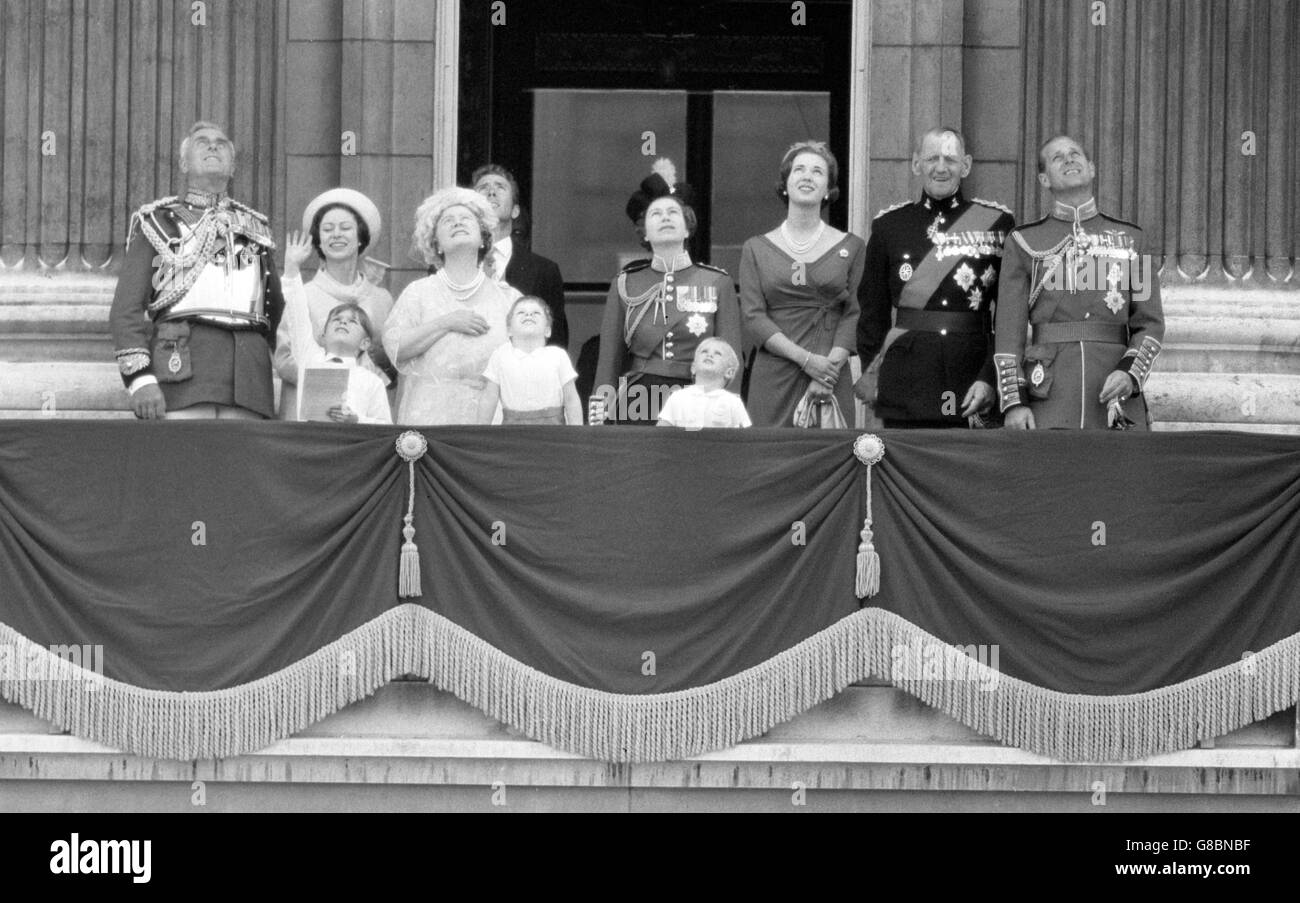Die königliche Familie blickt auf den Balkon des Buckingham Palace, als 16 Blitzflugzeuge des Royal Air Force Fighter Command anlässlich des offiziellen Geburtstages von Königin Elizabeth II. Einen feierlichen Flug über London machen. Eifrige Zuschauer sind drei der königlichen Kinder - Prinz Andrew, 6, Viscount Linley, vier Jahre alter Sohn von Prinzessin Margaret und dem Earl of Snowdon, und Prinz Edward, 2. (l-r) Earl Mountbatten von Burma, Prinzessin Margaret, Königin Mutter, Lord Snowdon (hinten), Königin Elizabeth II, Prinzessin Benedikte von Dänemark, ihr Vater König Friedrich und Prinz Philipp der Herzog von Edinburgh. Stockfoto