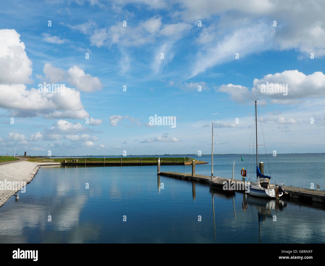 Kleine und ruhige Hafen Marina in Burghsluis, Zeeland, Niederlande Stockfoto