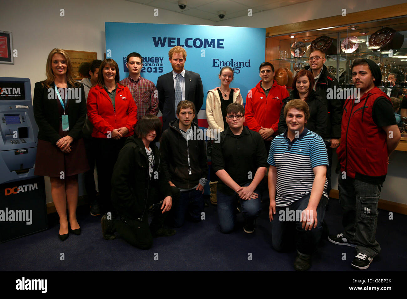 Prinz Harry kommt zum Rugby-Weltcup-Spiel 2015 zwischen Namibia und Georgien in Sandy Park in Exeter an, wo er eine Gruppe von 16- bis 24-Jährigen trifft, die das Rugby Empowering Employment Program (REEP) durchlaufen haben. REEP ist ein lokales Vermächtnis der Rugby-Weltmeisterschaft, das junge Menschen unterstützt und unterstützt, die kämpfen, um ihre ersten Schritte in eine Beschäftigung zu Unternehmen. Stockfoto
