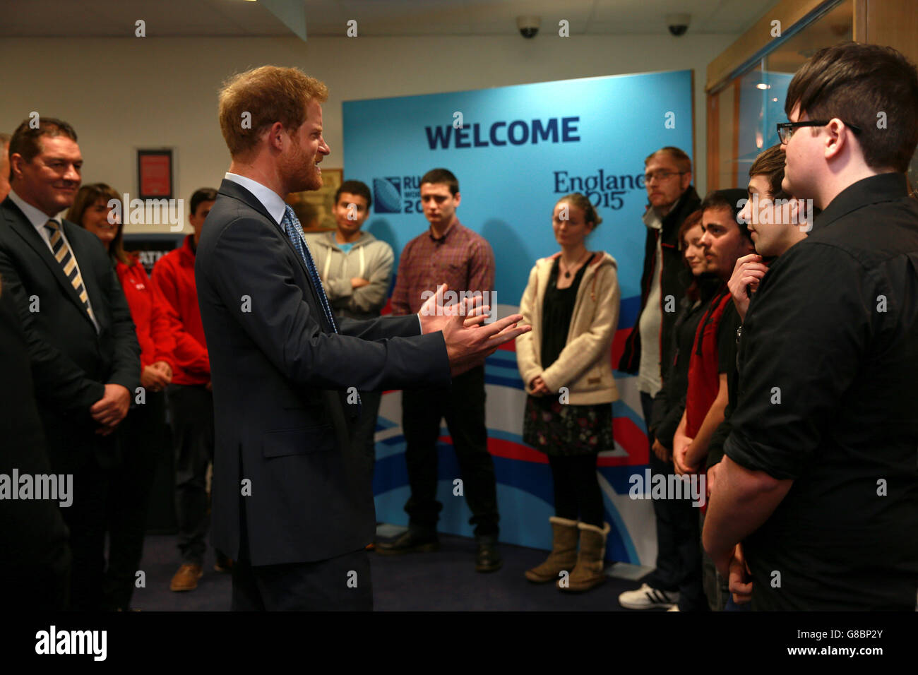 Prinz Harry kommt zum Rugby-Weltcup-Spiel 2015 zwischen Namibia und Georgien in Sandy Park in Exeter an, wo er eine Gruppe von 16- bis 24-Jährigen trifft, die das Rugby Empowering Employment Program (REEP) durchlaufen haben. REEP ist ein lokales Vermächtnis der Rugby-Weltmeisterschaft, das junge Menschen unterstützt und unterstützt, die kämpfen, um ihre ersten Schritte in eine Beschäftigung zu Unternehmen. Stockfoto