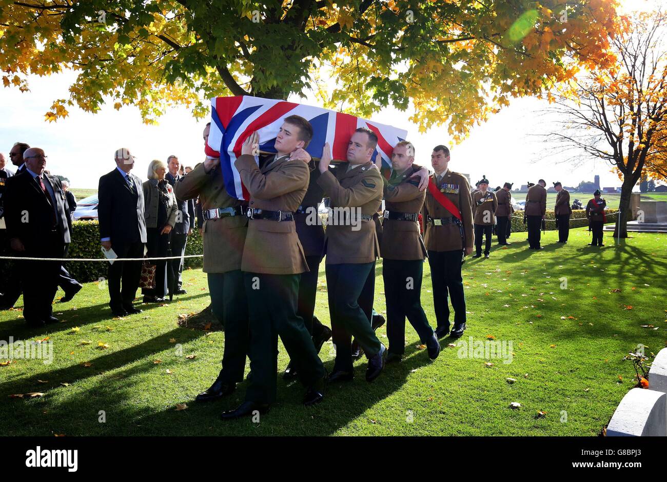 Der Sarg des Soldaten des Ersten Weltkrieges Sgt. David Harkness wird von sechs Palbärern des Royal Irish Regiment auf den Connaught Friedhof in Thiepval, Nordfrankreich, getragen, nachdem sein Leichnam fast 100 Jahre nach seinem Tod in der Schlacht an der Somme entdeckt wurde. Stockfoto