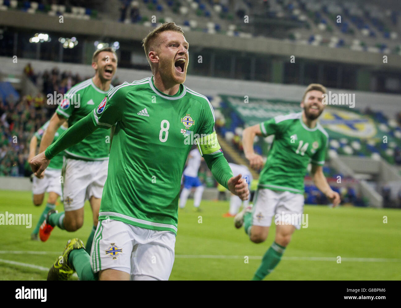 Steven Davis, der in Nordirland spielt, feiert das dritte Tor seiner Mannschaft während des UEFA-Europameisterschafts-Qualifikationsspiels im Windsor Park, Belfast. Stockfoto